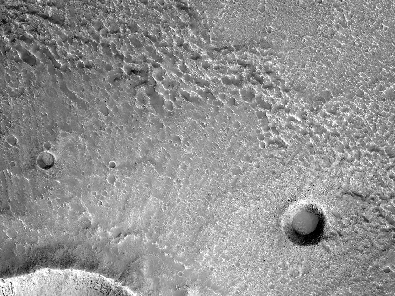 Bela kaj malnova alfrapkratero en Acidalia Planitia