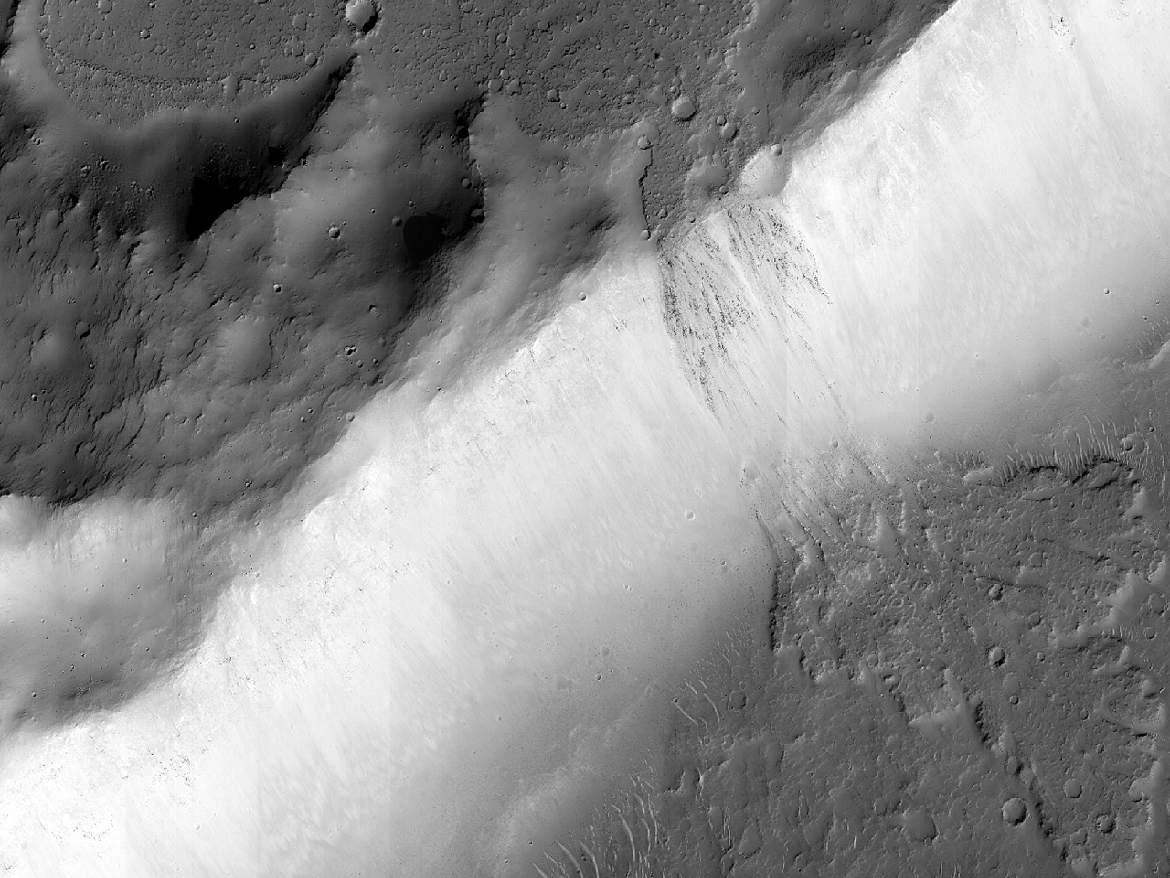 Lafafluo verŝita trans kratera muro sur krateran plankon en Daedalia Planum