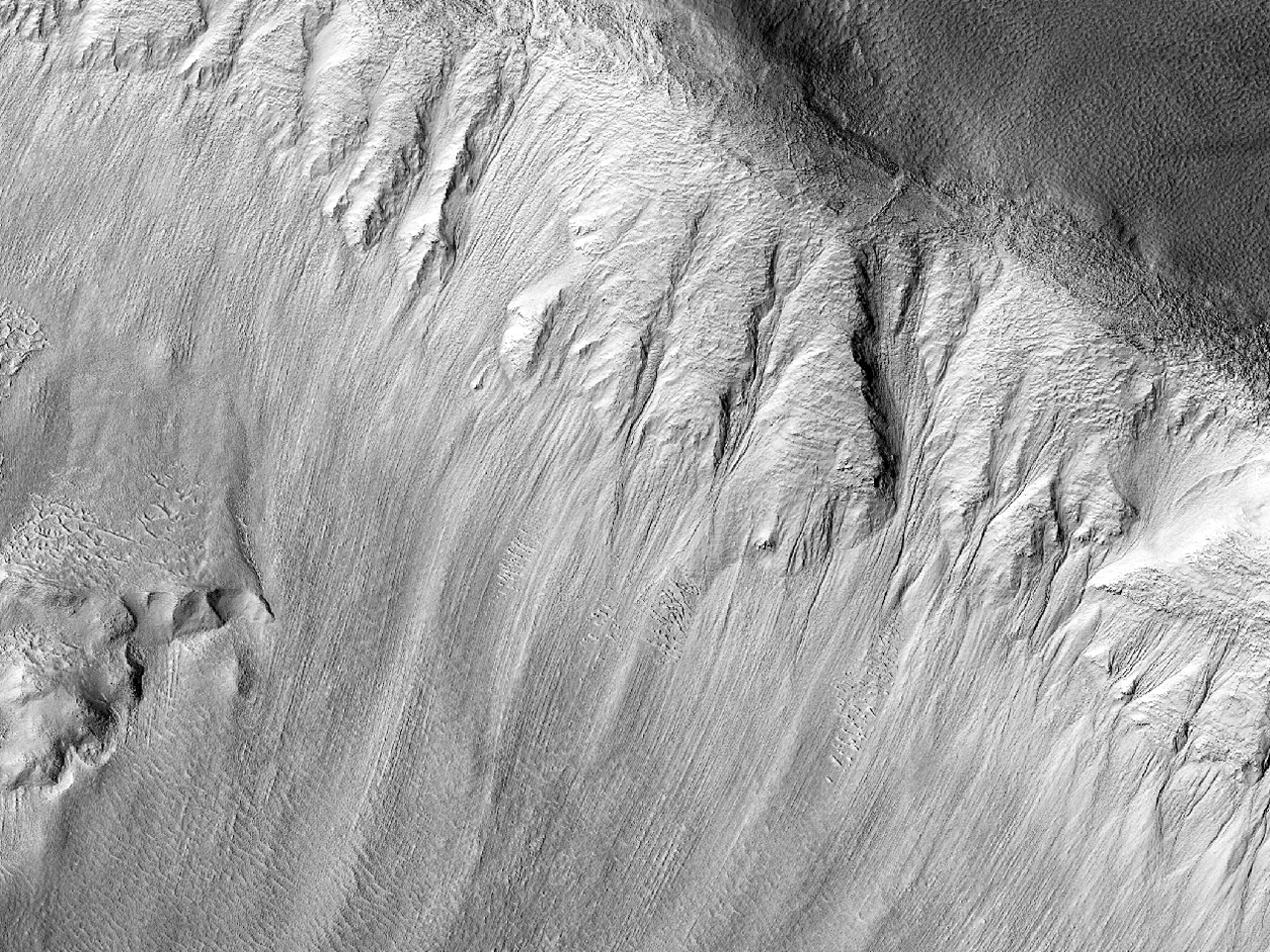 Eblaj ravinetoj en norda mezlatituda kratero