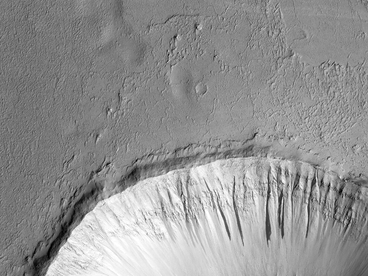 Aequor lavicum et crater ictu effectus in Amazonis Planitie
