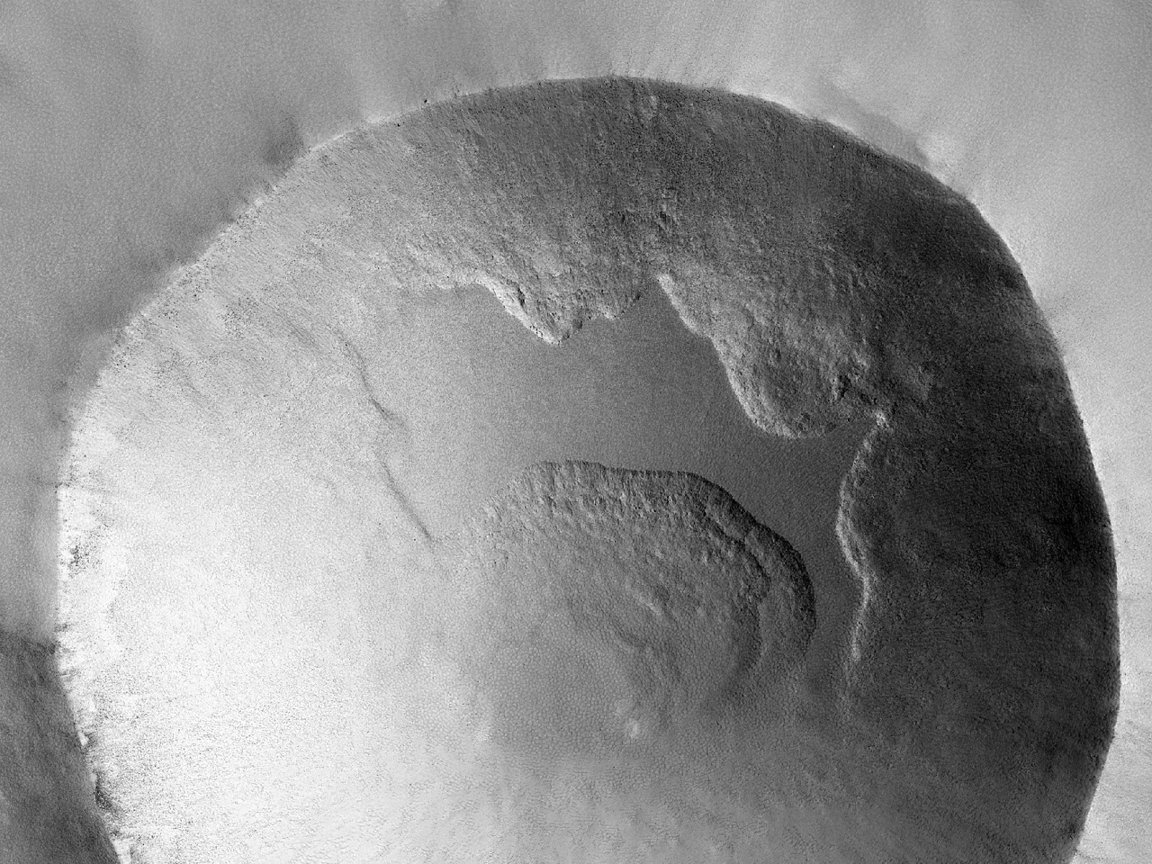 Crater valde acclivibus parietibus conspicuus
