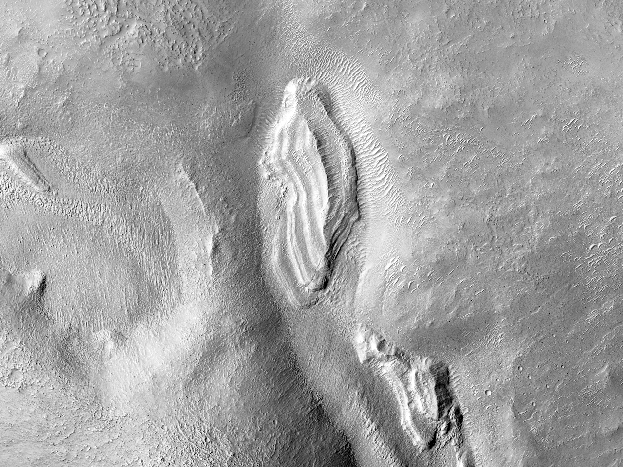 Tavoloj en malaltaĵoj en kratero en norda Arabia Terra