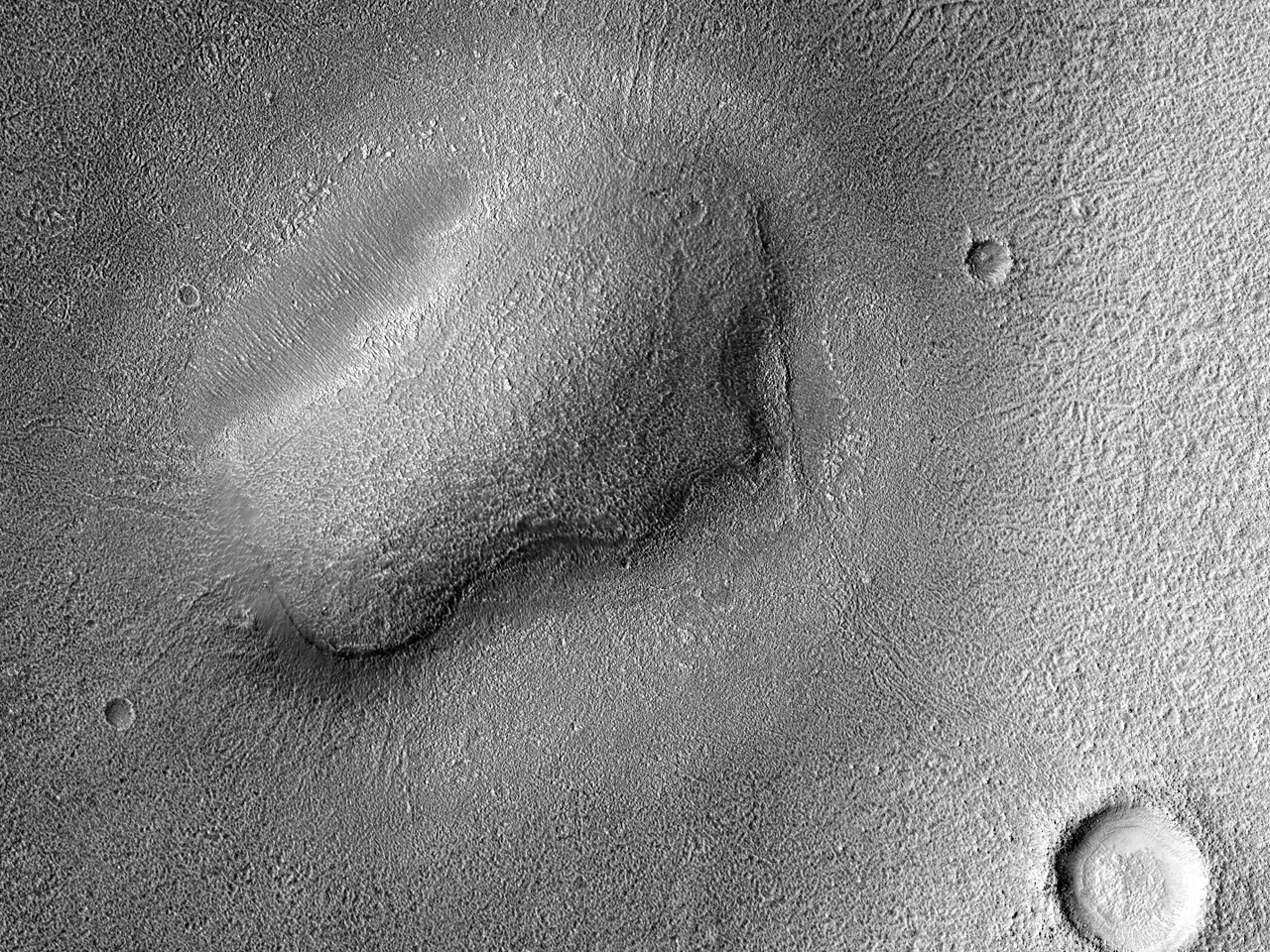 Altaĵo staras sole en Arcadia Planitia