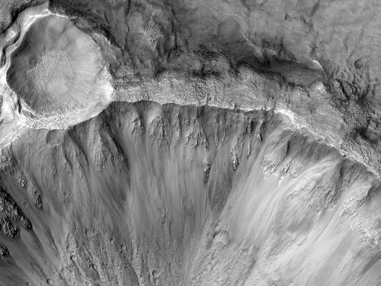 Pluraj krateretoj ene pli aĝa kraterego