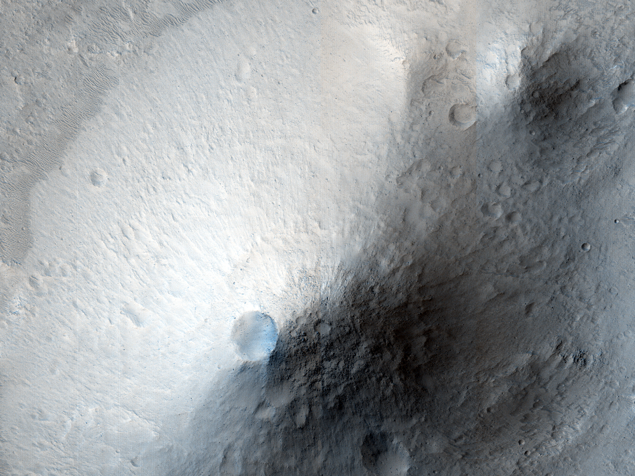 Durrokaj montoj formitaj per erodata kratera sedimento en Galilaei kratero