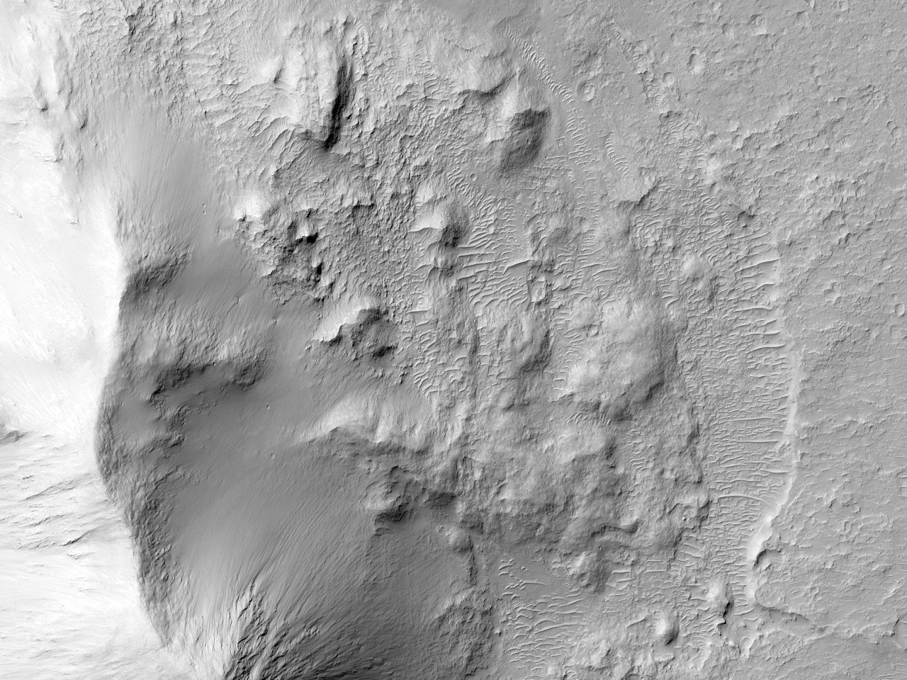 مواد فرسایش یافته در نزدیکی دهانه « رابرت شارپ » (Robert Sharp Crater)