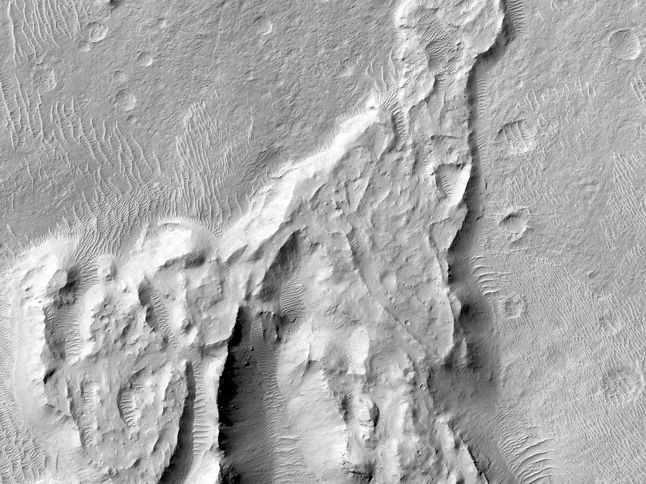 火星雅丹地貌中曲折多叉的山脊