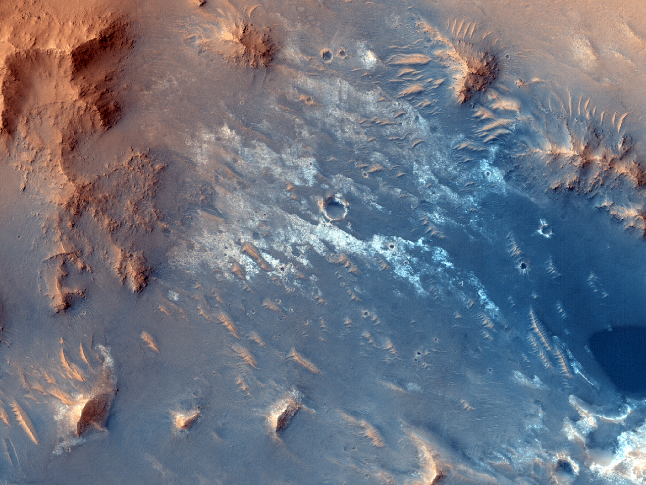 阿拉比亚地区的层状沉淀物和丘陵 (Arabia Terra)