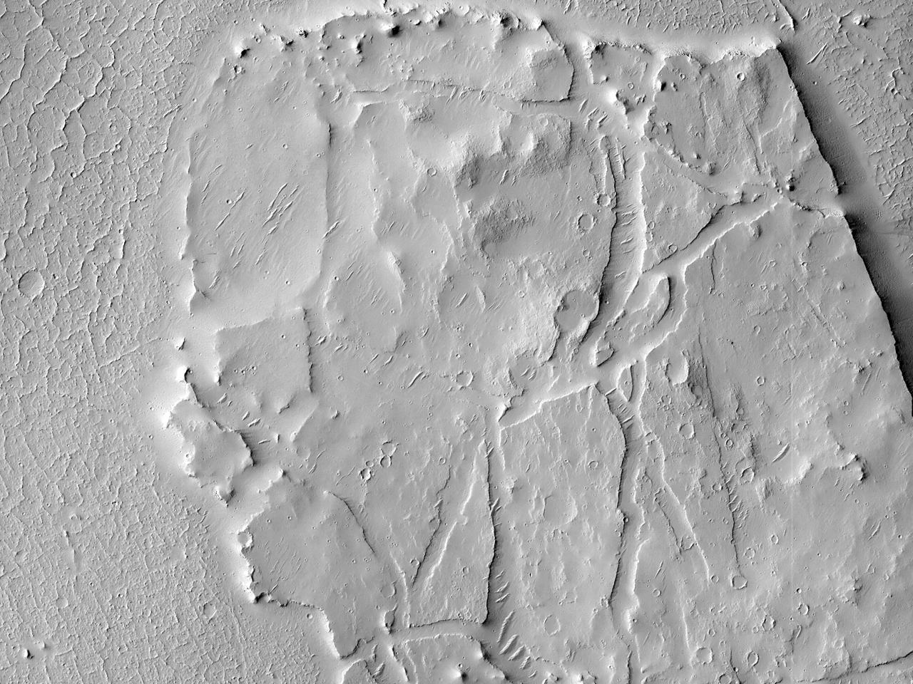 Urldriga lavaflden med plattformer p kratergolvet