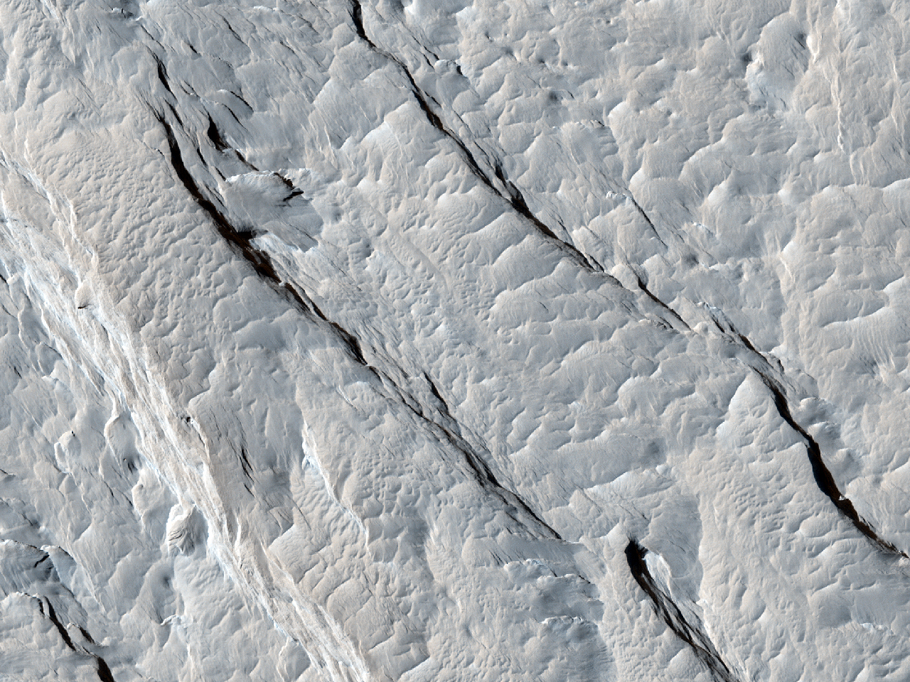 Intressanta formationer p golvet av Olympus Mons