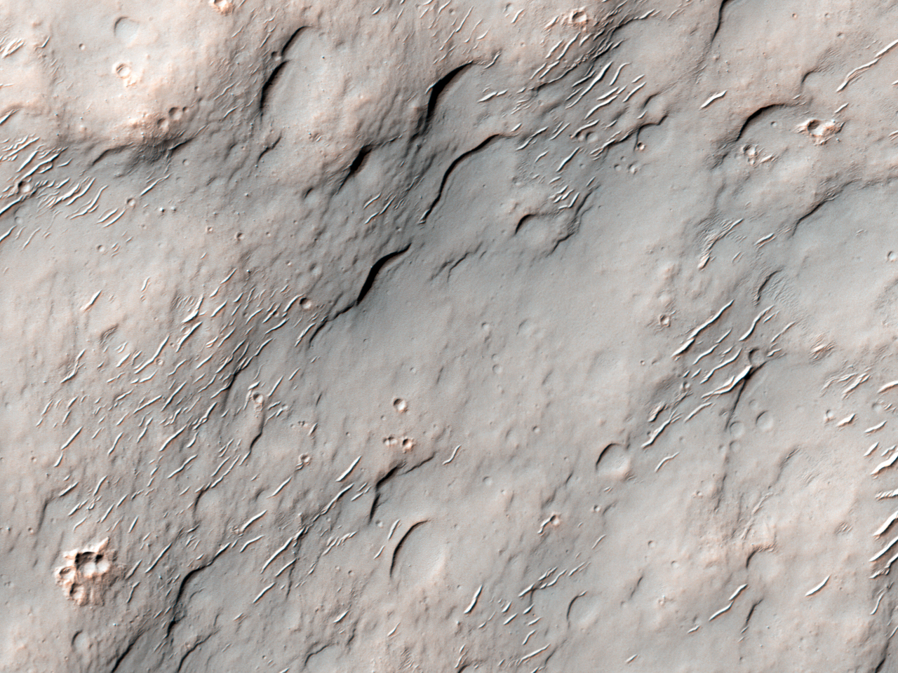 Investigatio possibilis Kaolinitatis prope Crossum Craterem