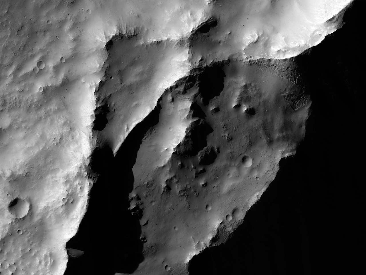 Grzbiety na Krawędzi Krateru w Pobliżu Wzgórz Ariadnes Colles