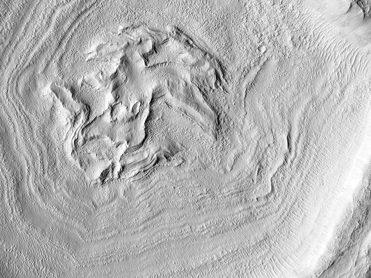 Circulra mnster efter en nedslagskrater i nordstra Arabia Terra