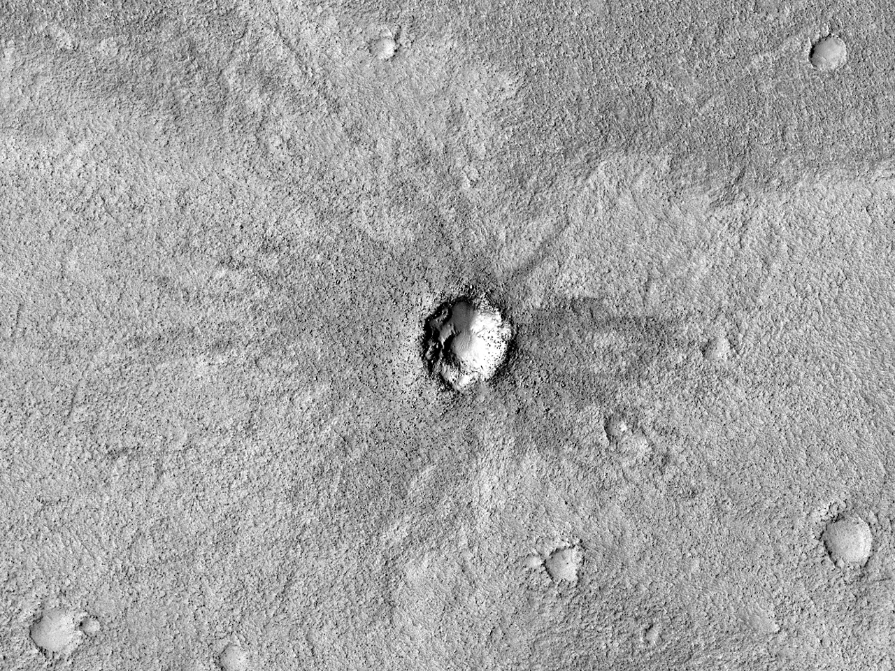 Liten nylig krater nra Phlegra Montes