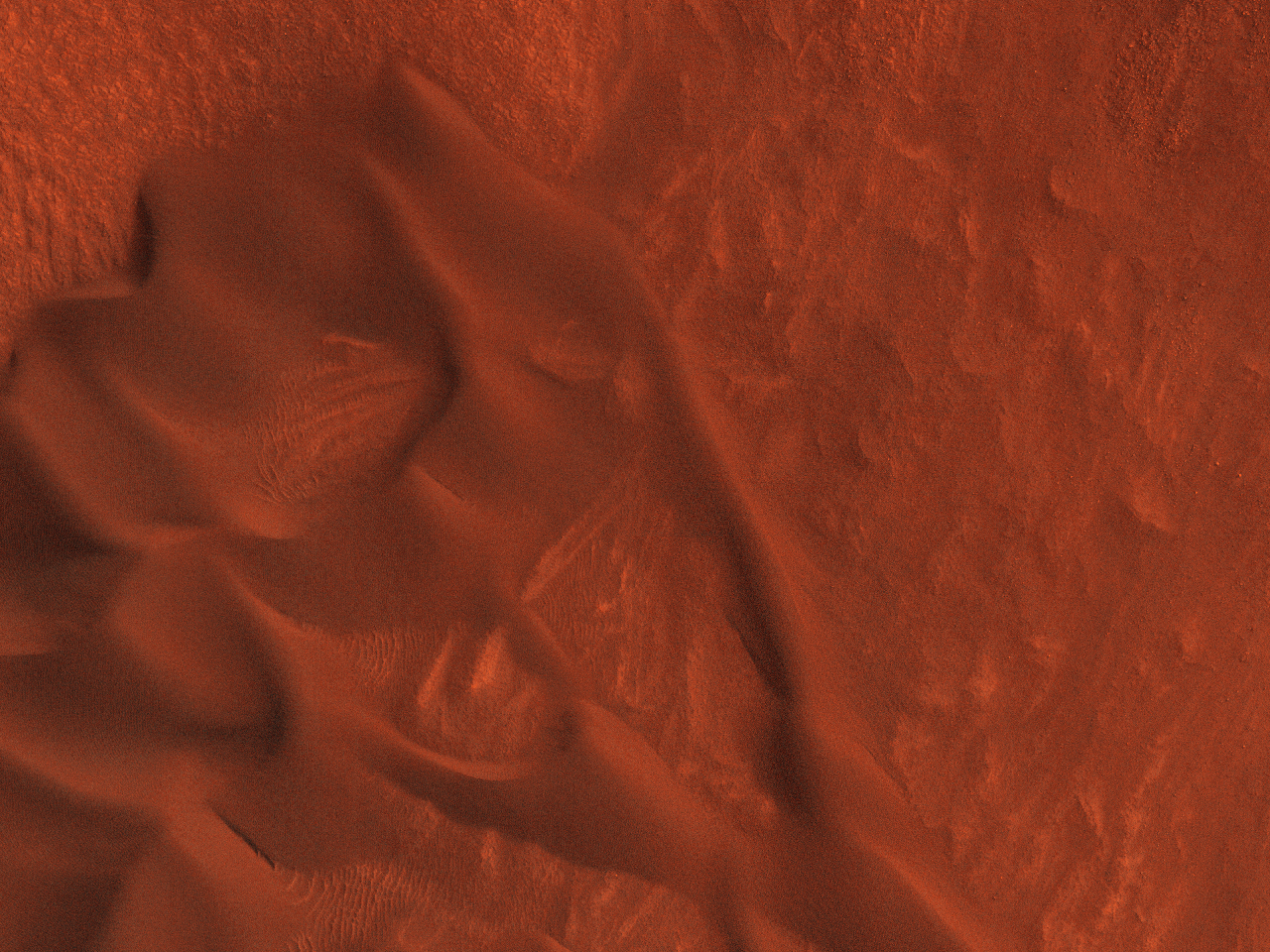 Bädd av sanddyner i en ovanlig krater