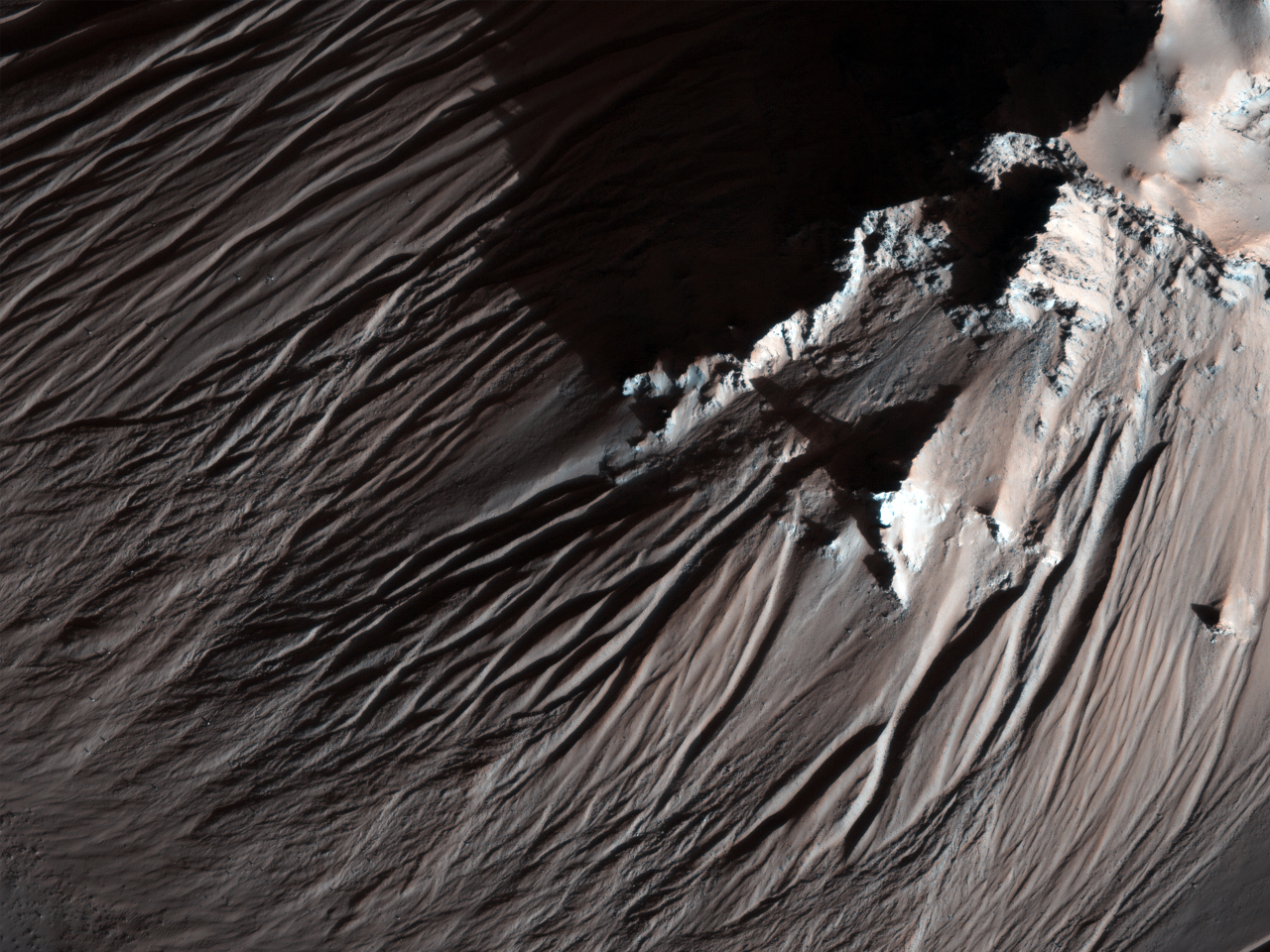 Felsiger Rand des Hale-Kraters