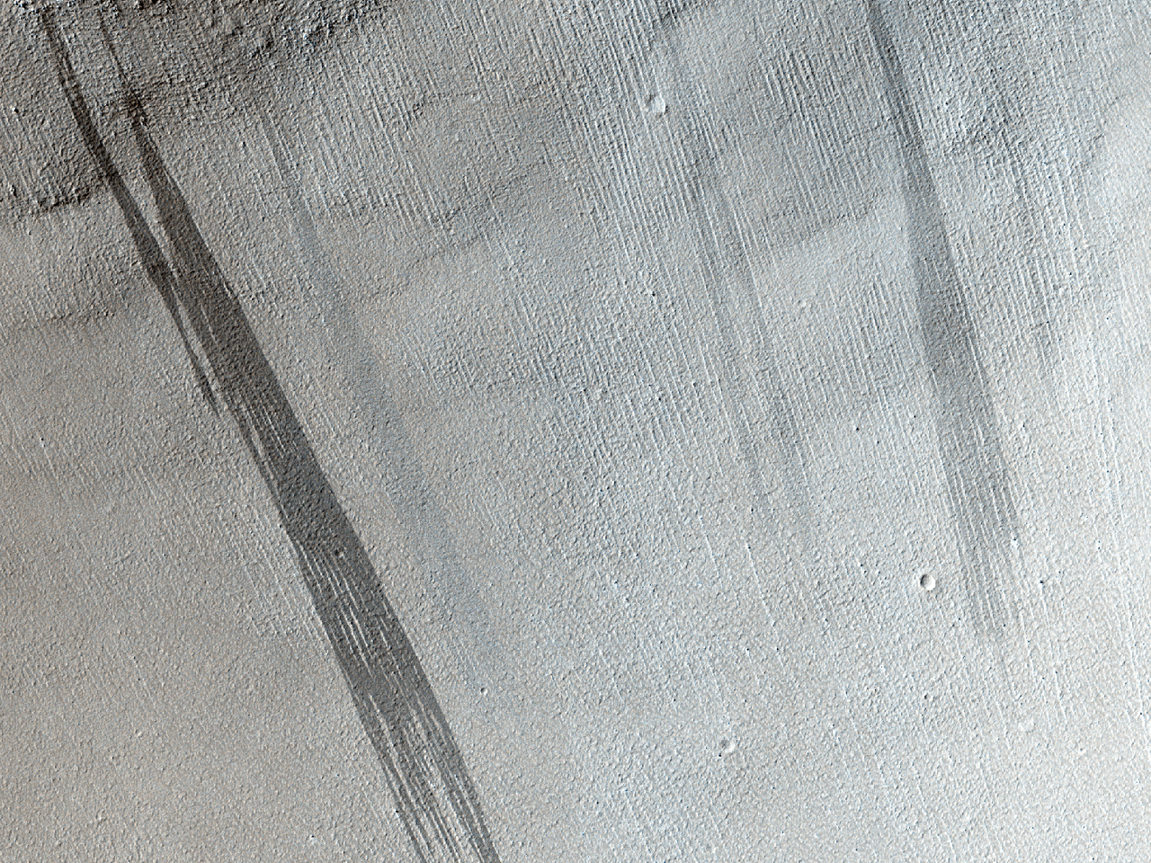 Dunkle, verblichene Streifen auf dem Hang eines Einschlagkraters im sdstlichen Arabia Terra