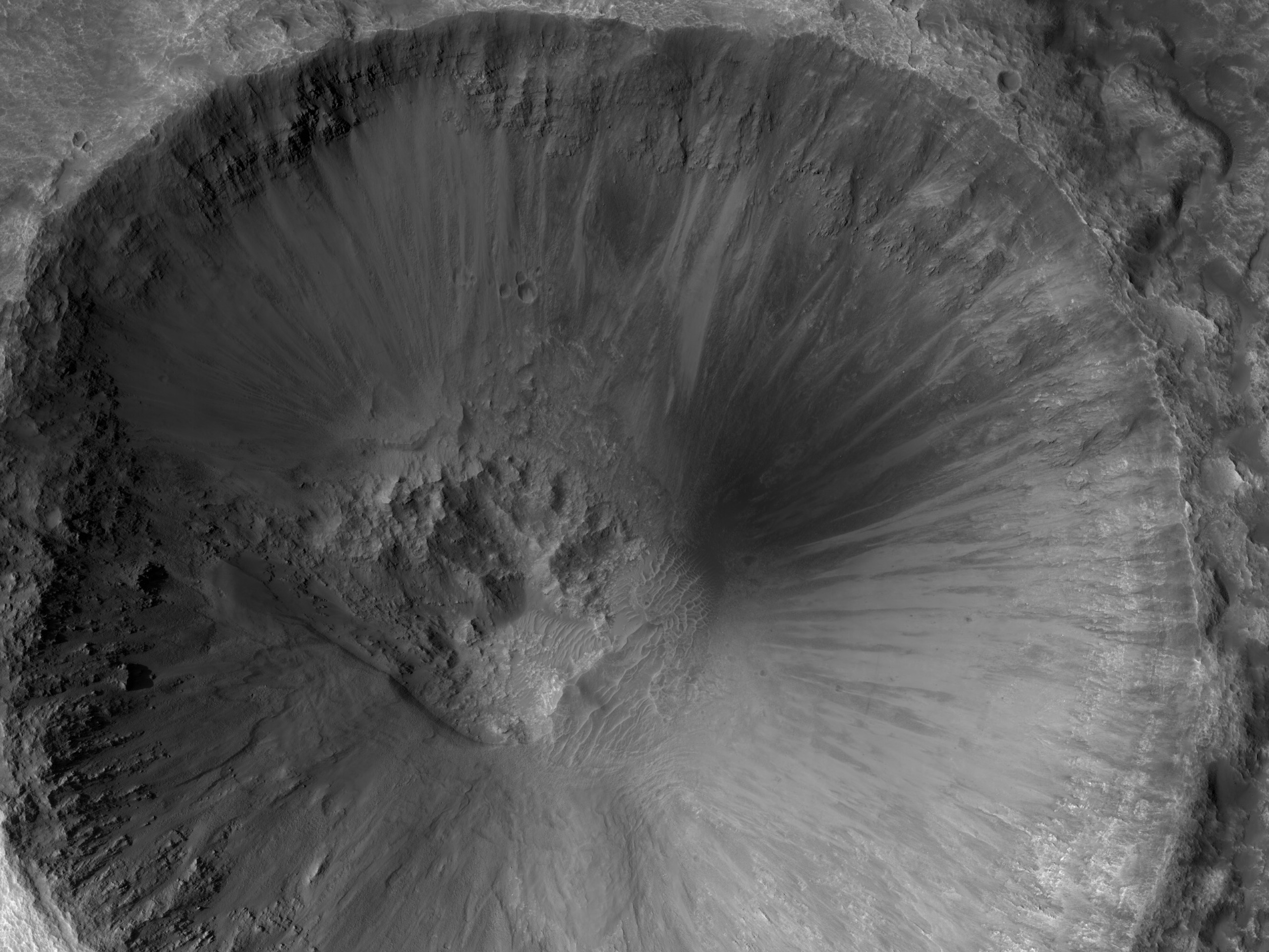 Dunkles Material auf einem Kraterabhang