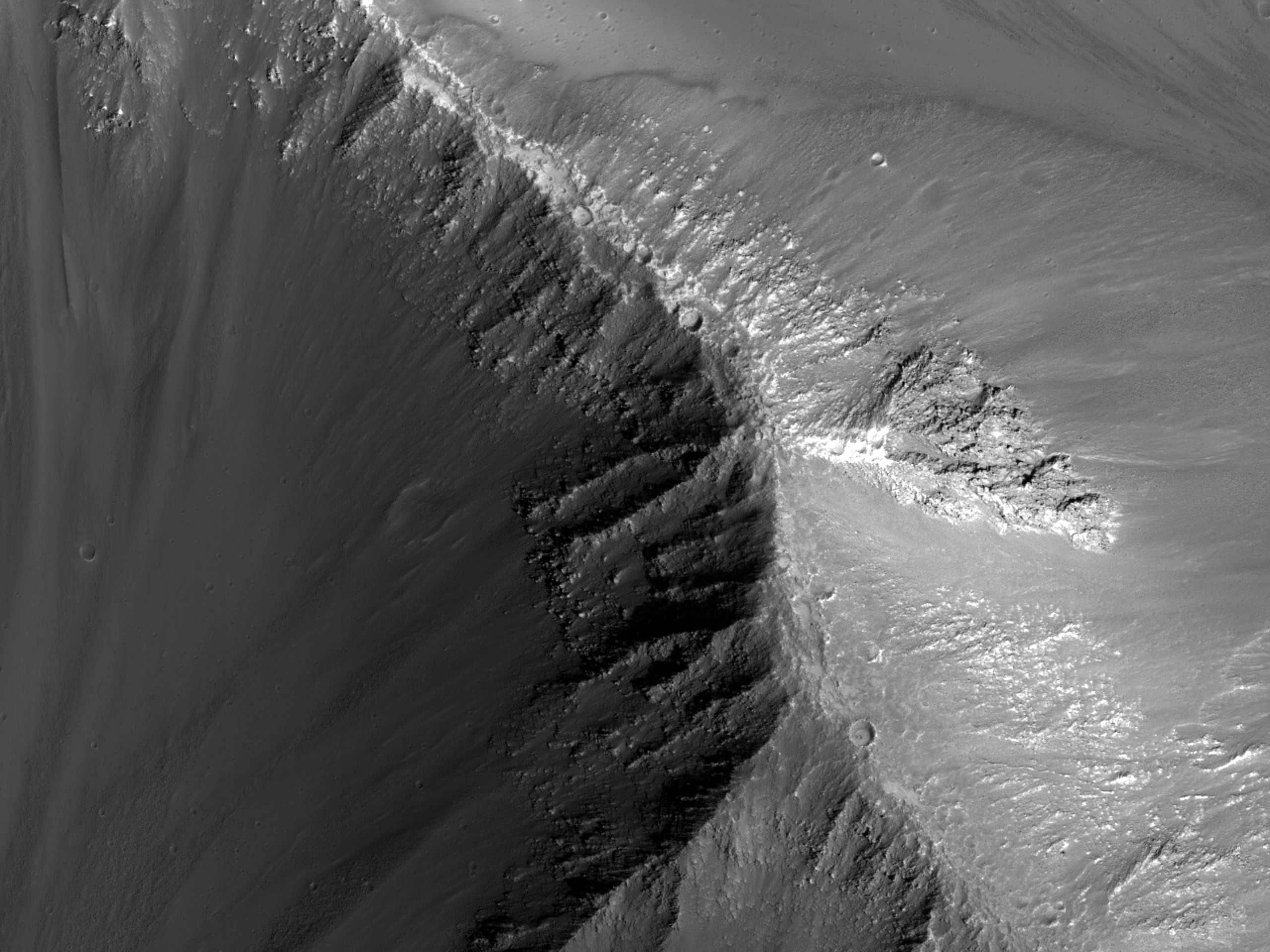 Entlang eines Bergrckens in Tithonium Chasma