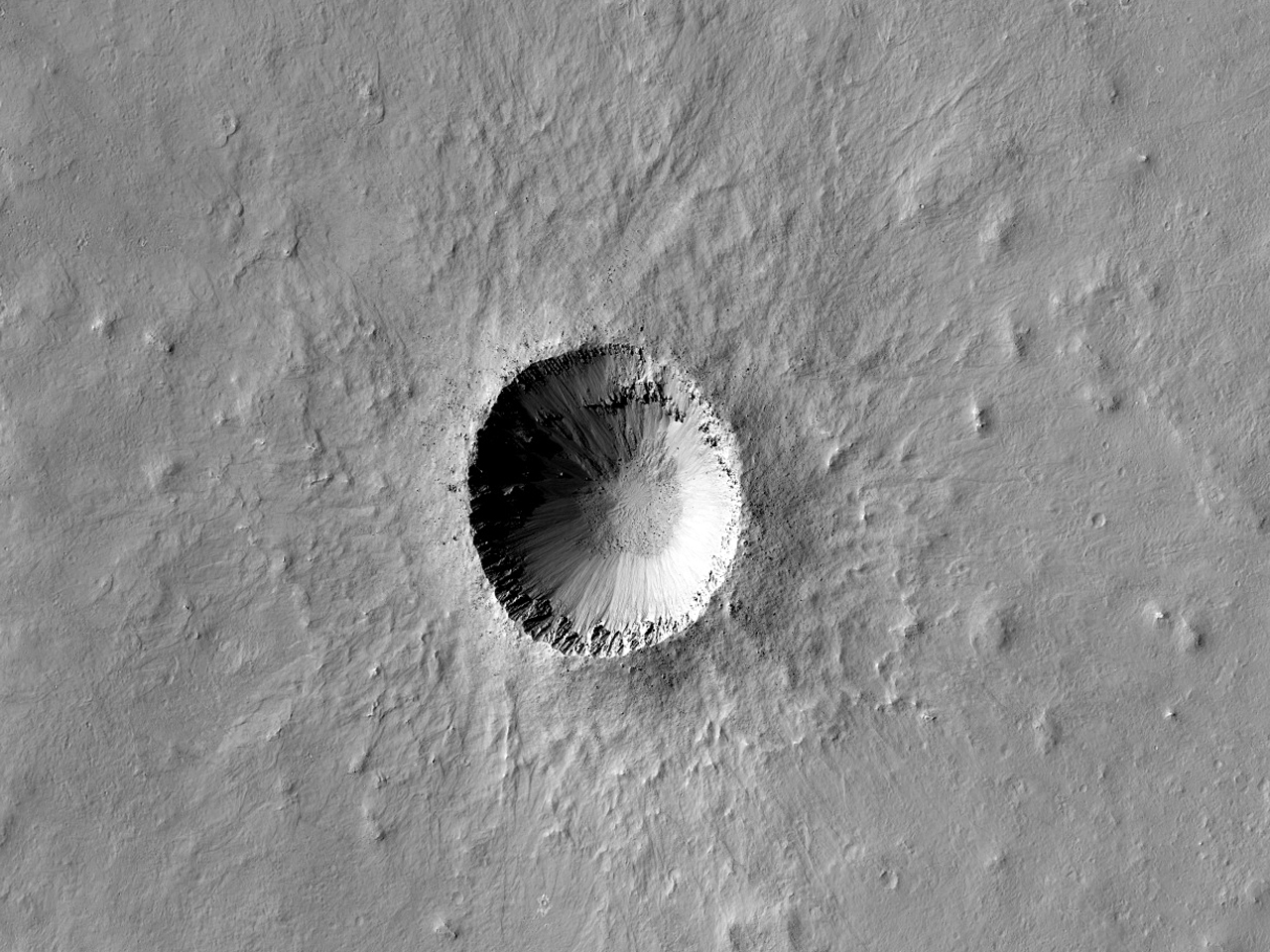Mały krater w wyblakłymi promieniami