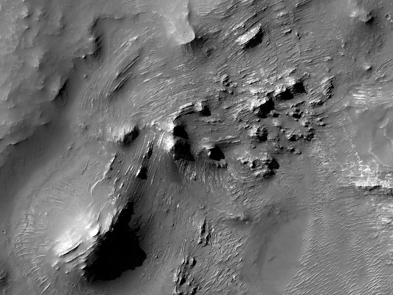 Środkowe szczyty w kraterze na równinie Solis Planum