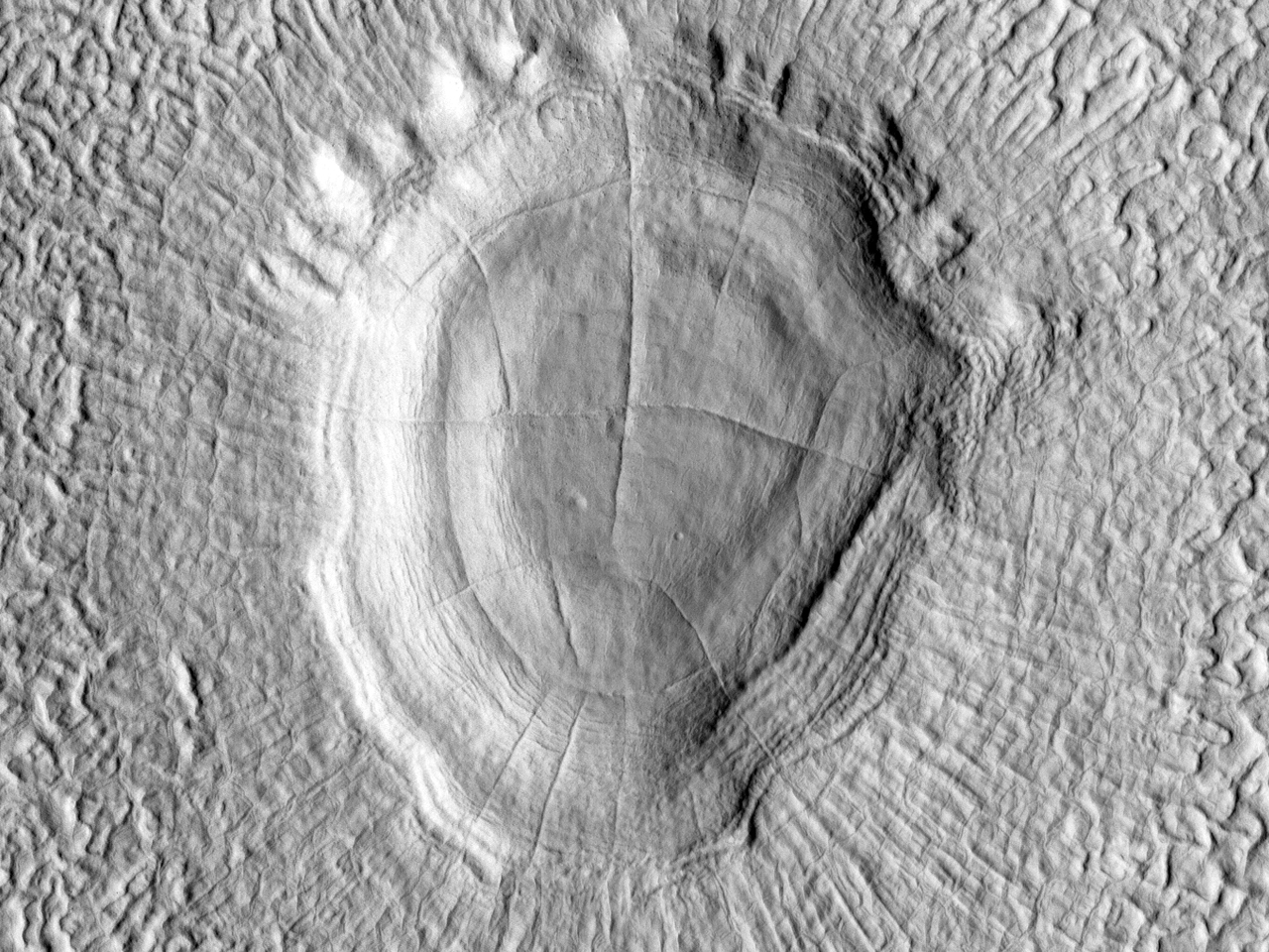 Schodkowaty i wydłużony krater na równinie Arcadia Planitia