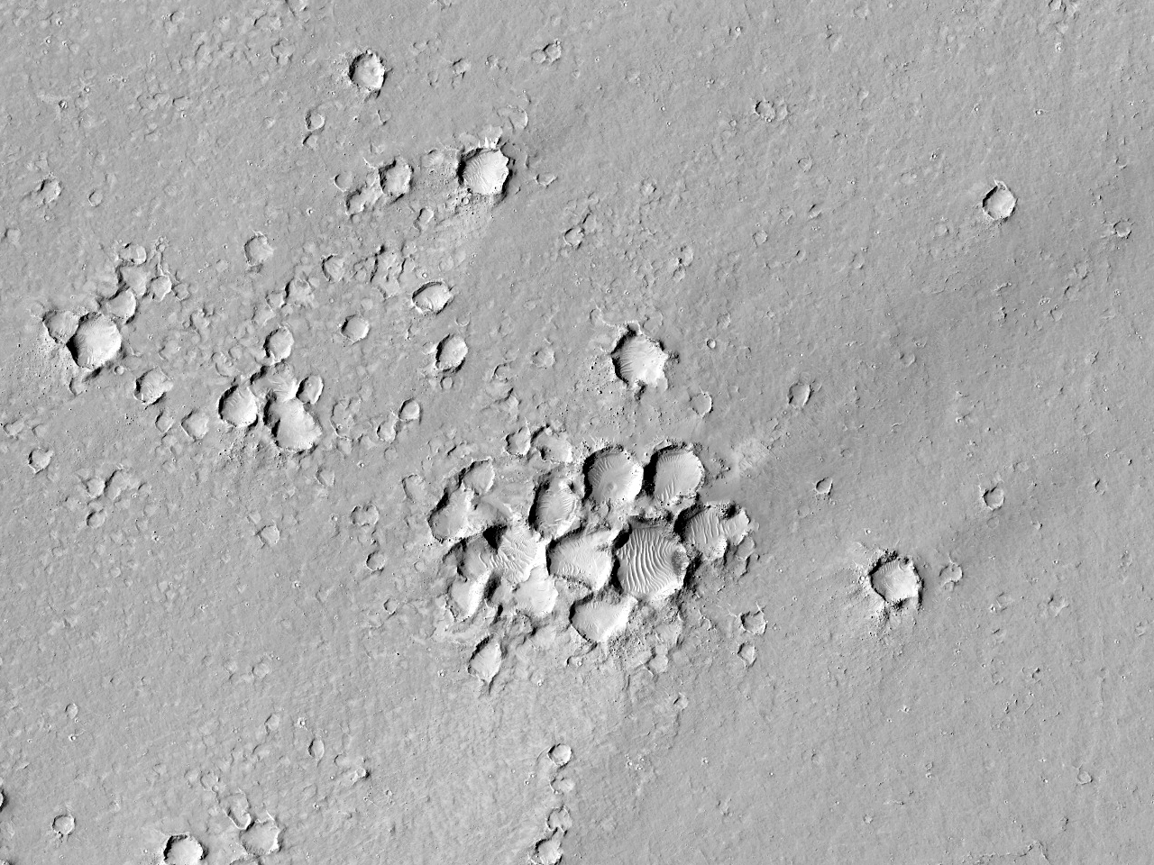 Gromada małych kraterów uderzeniowych