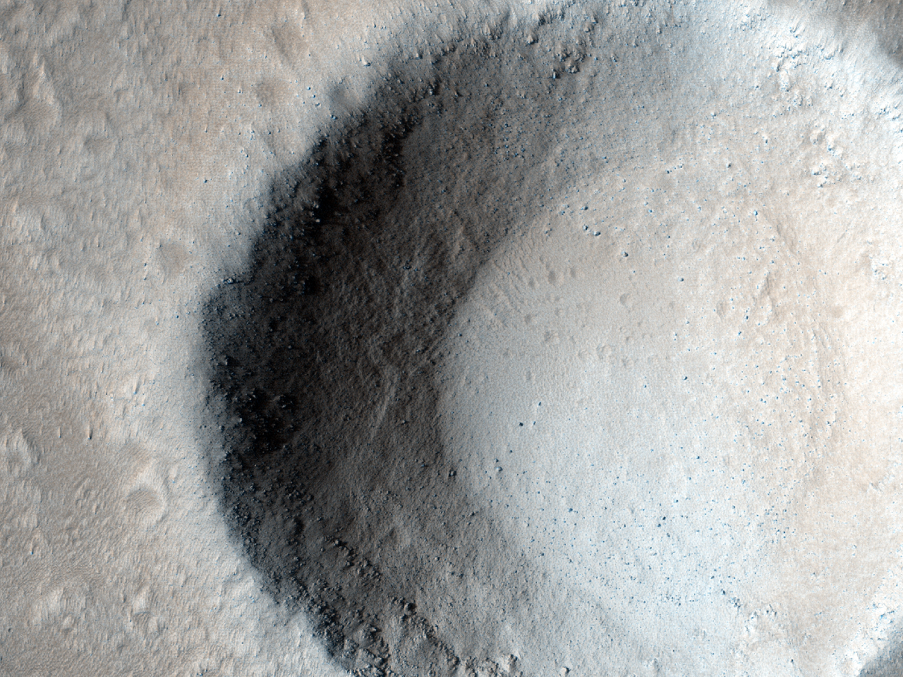 Mały krater i przepływy lawy na wygasłym wulkanie Olympus Mons