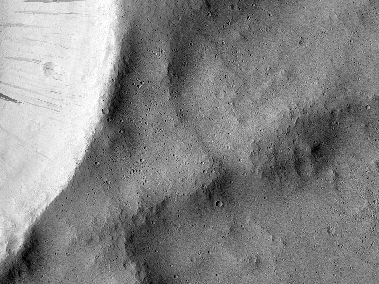 Interseo de uma plataforma ejetada com a borda de uma cratera