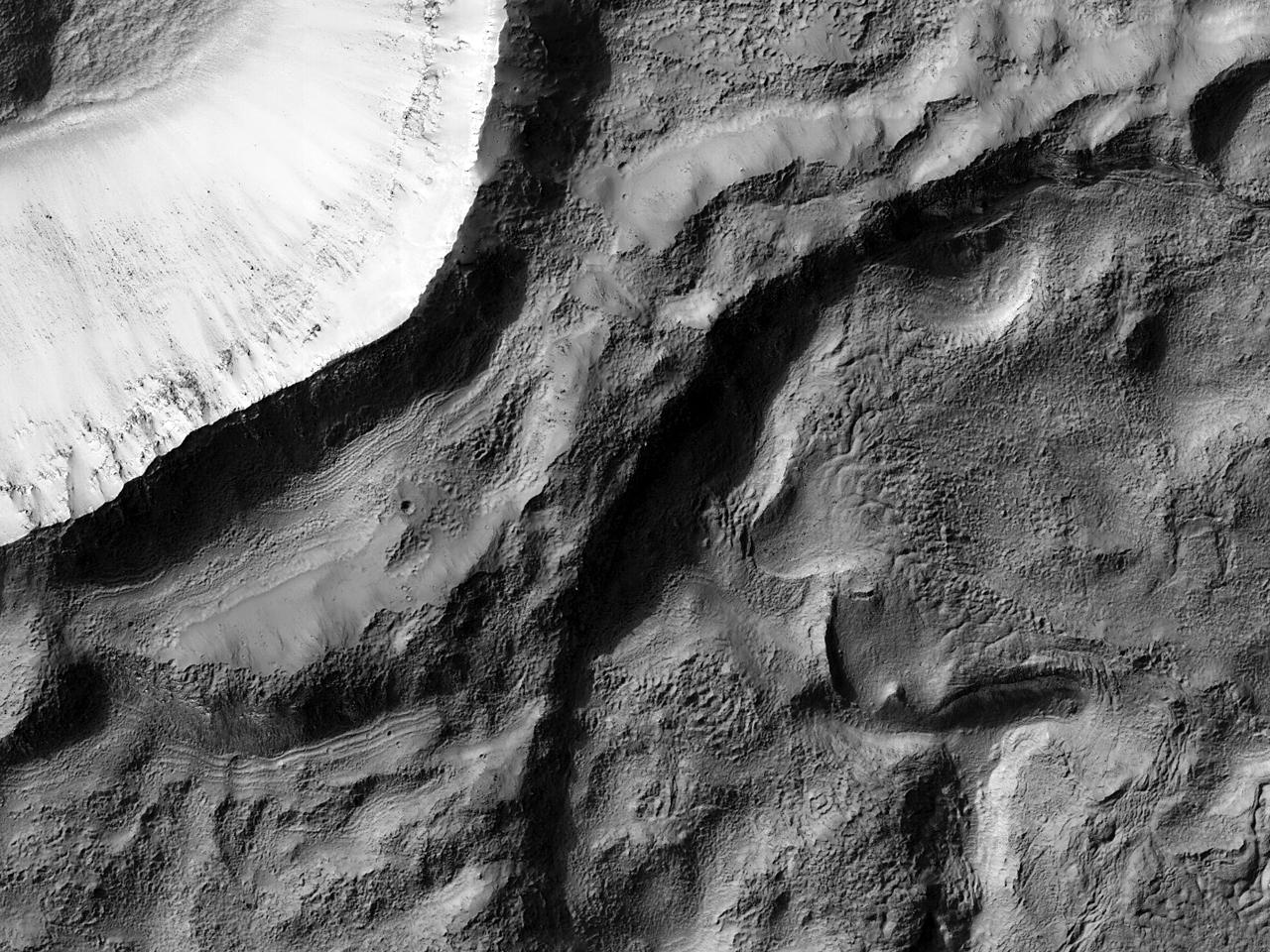 Uma cratera rochosa e antiga em Noachis Terra