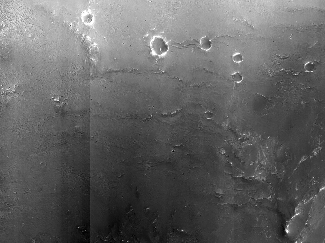 Terreno escuro em uma cratera próxima à região de Mawrth Vallis