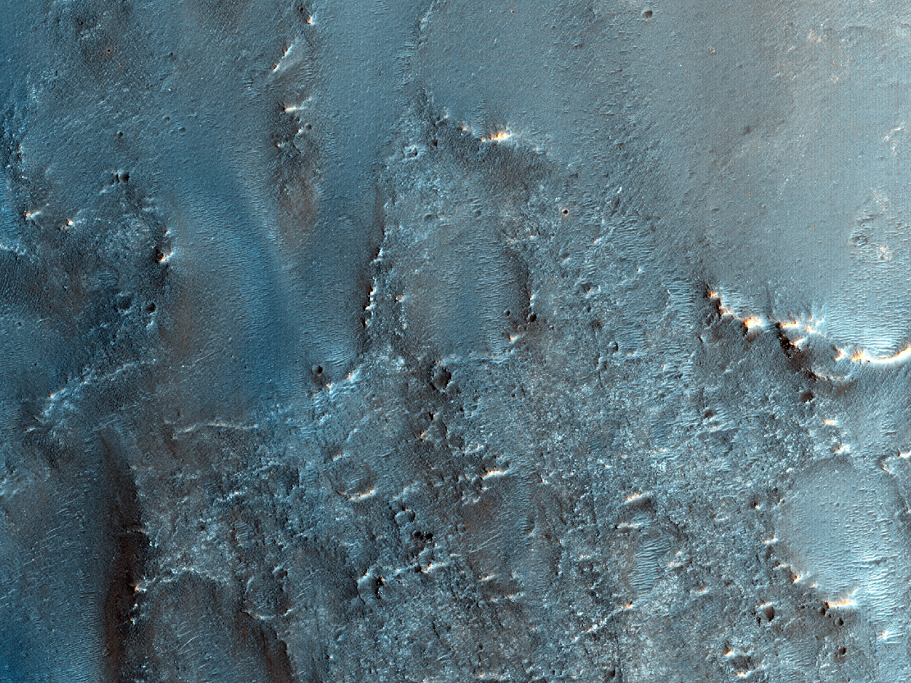 Terreno escuro em uma cratera próxima à região de Mawrth Vallis