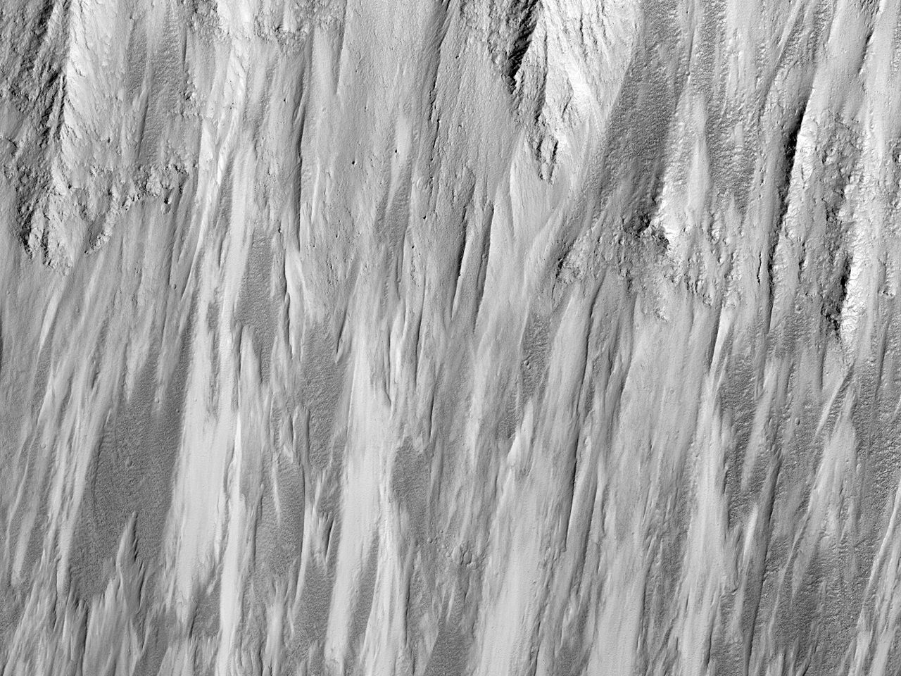 Au pied des pentes de Tithonium Chasma