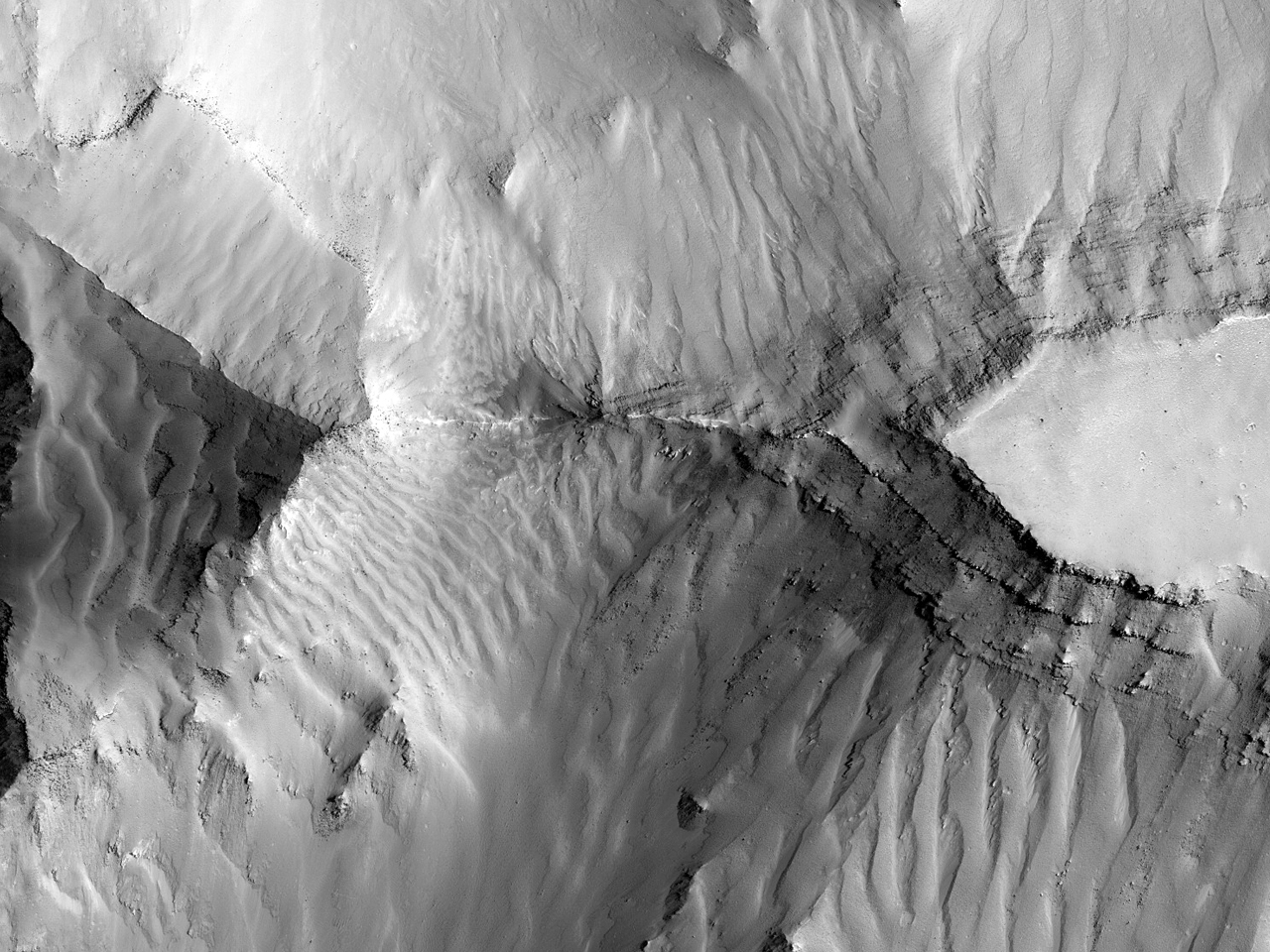 Rokegoj kaj falantaj dunoj en orienta Coprates Chasma