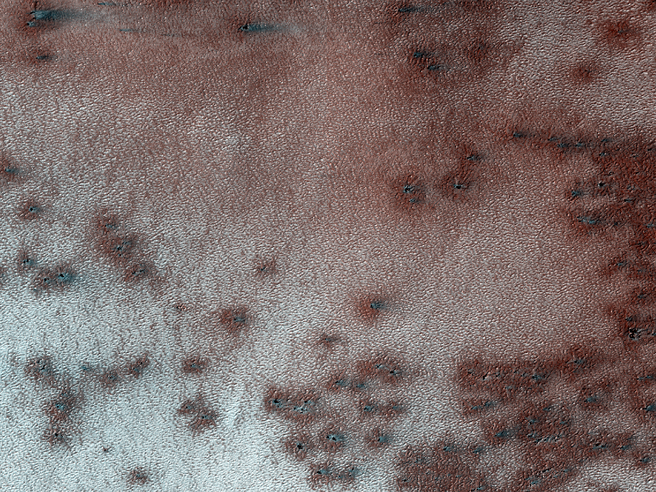 Material escuro, sublimado no terreno próximo da Cratera Dana