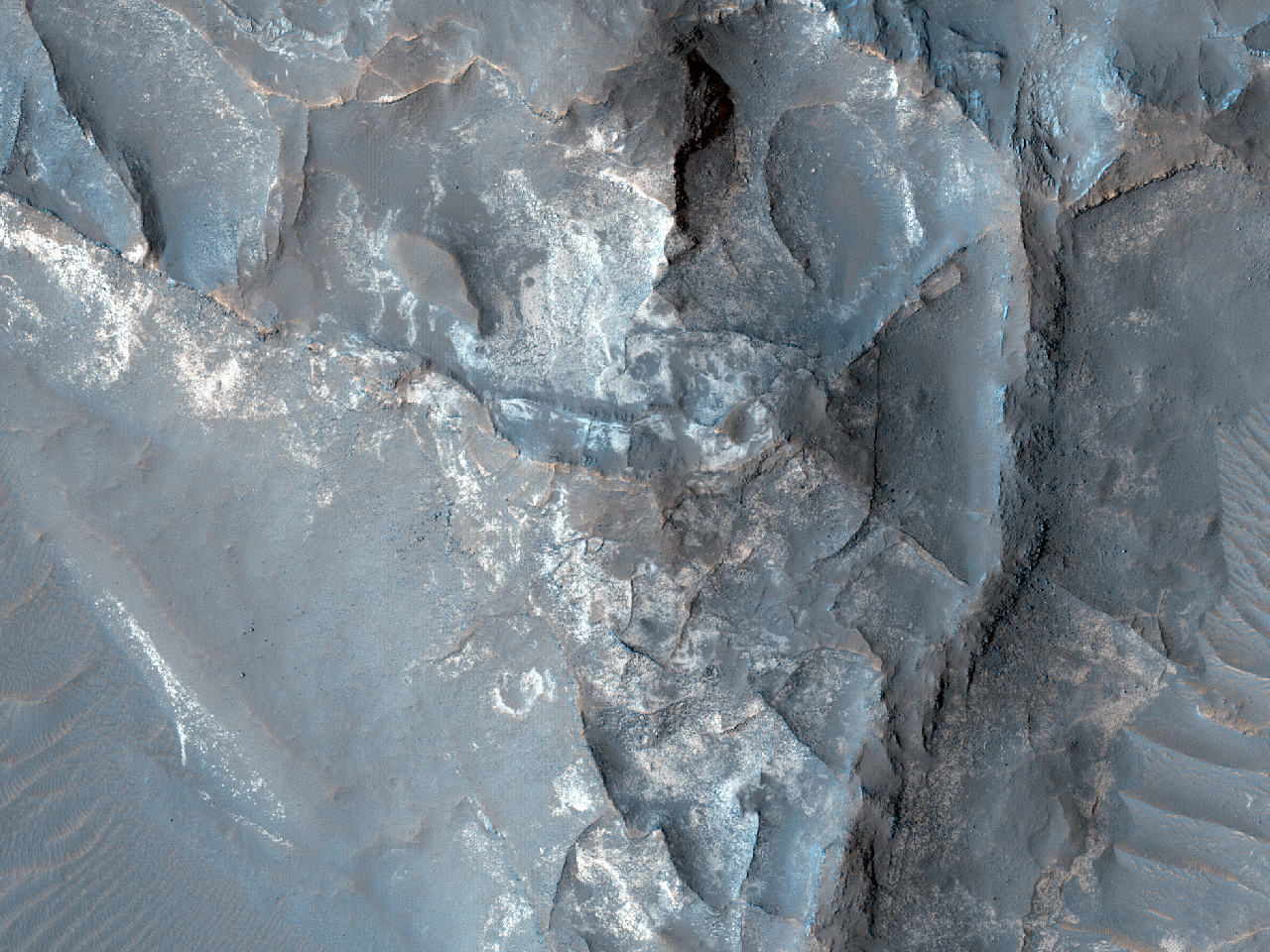 Светлые отложения, обнажившиеся на дне кратера