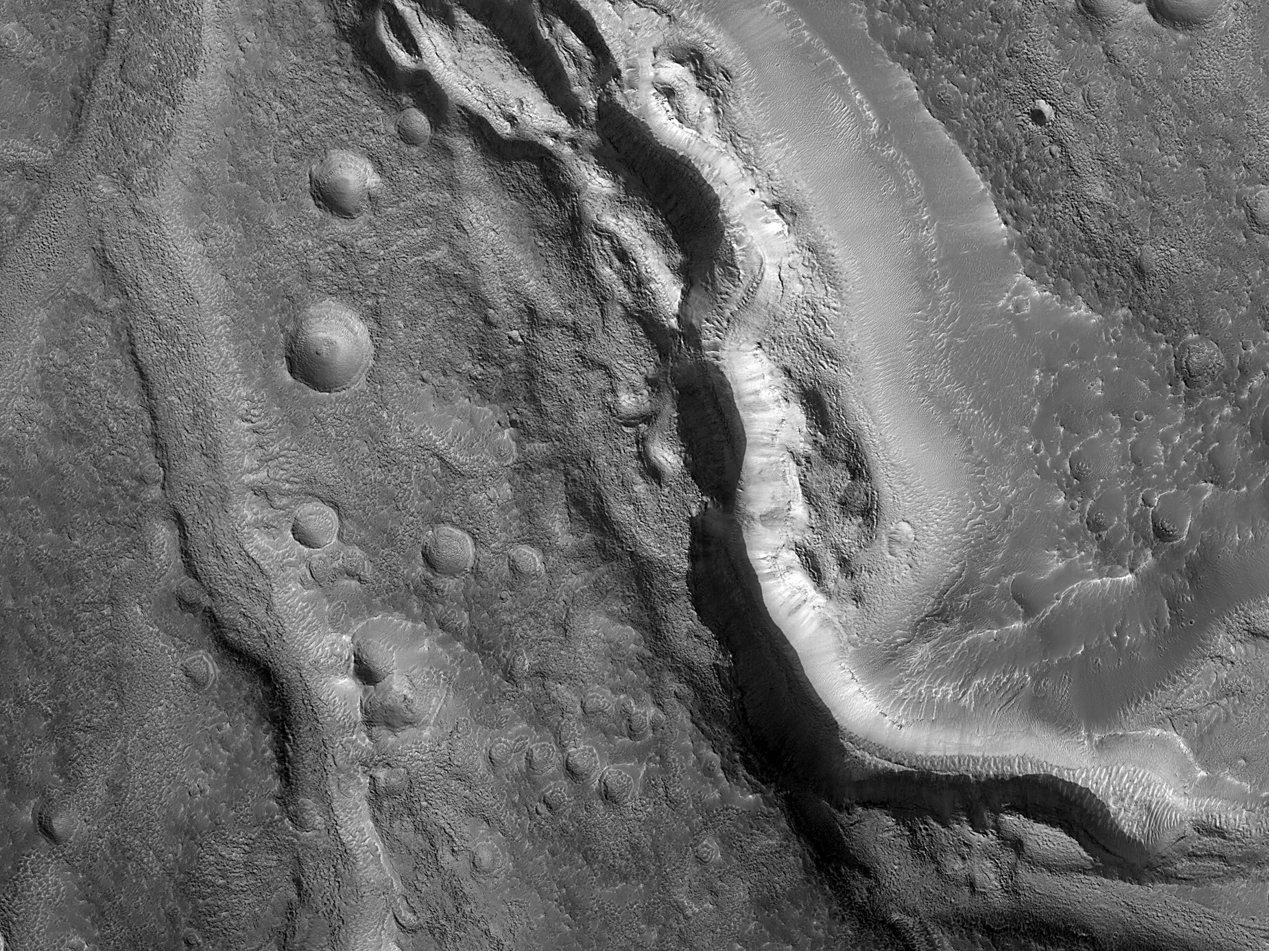 A Fresh, Shallow Valley in Northern Arabia Terra
