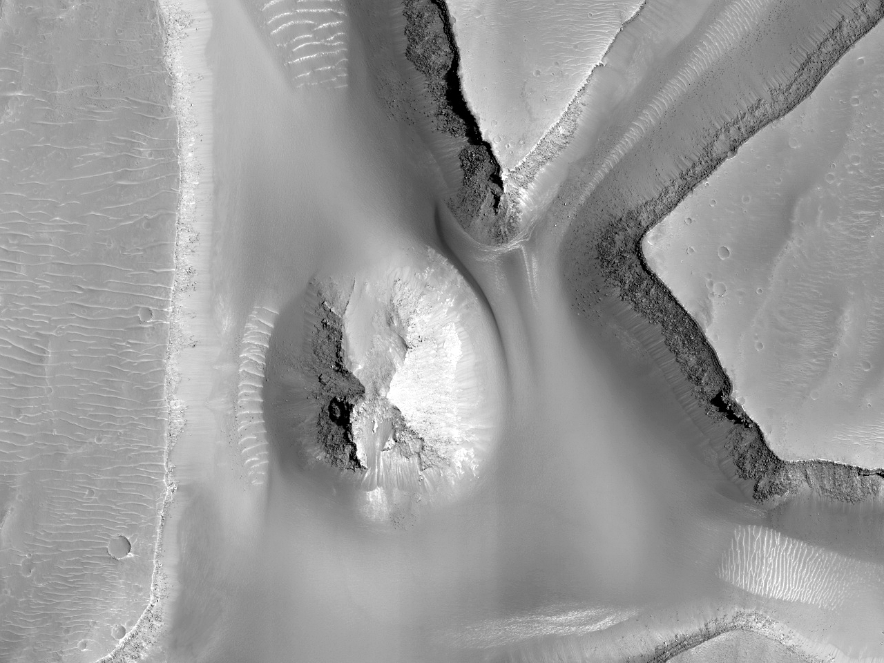 Malgranda monteto ene kanalo en Candor Chasma