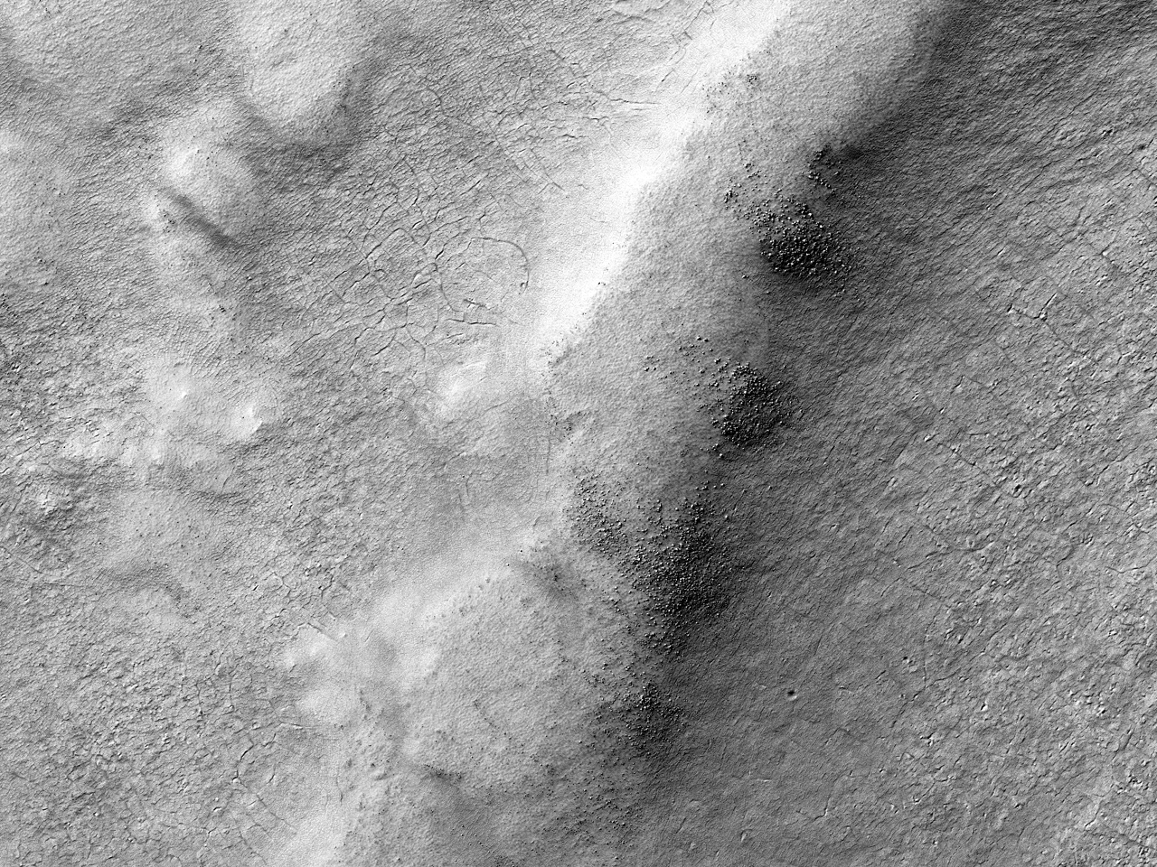 Talajrepedések egy nagy becsapódási kráterben
