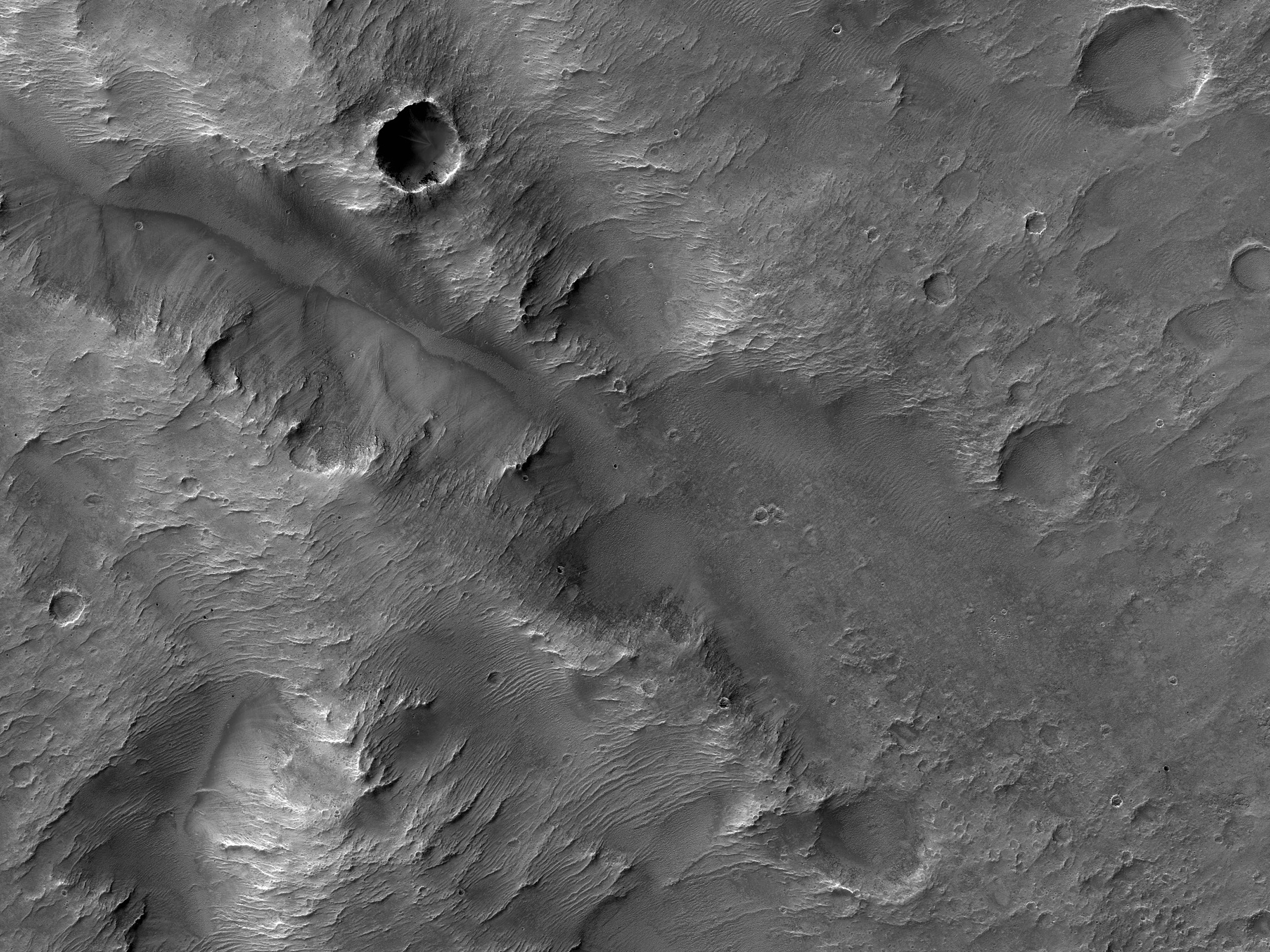 Предположительно аллювиальные конусы выноса в кратере