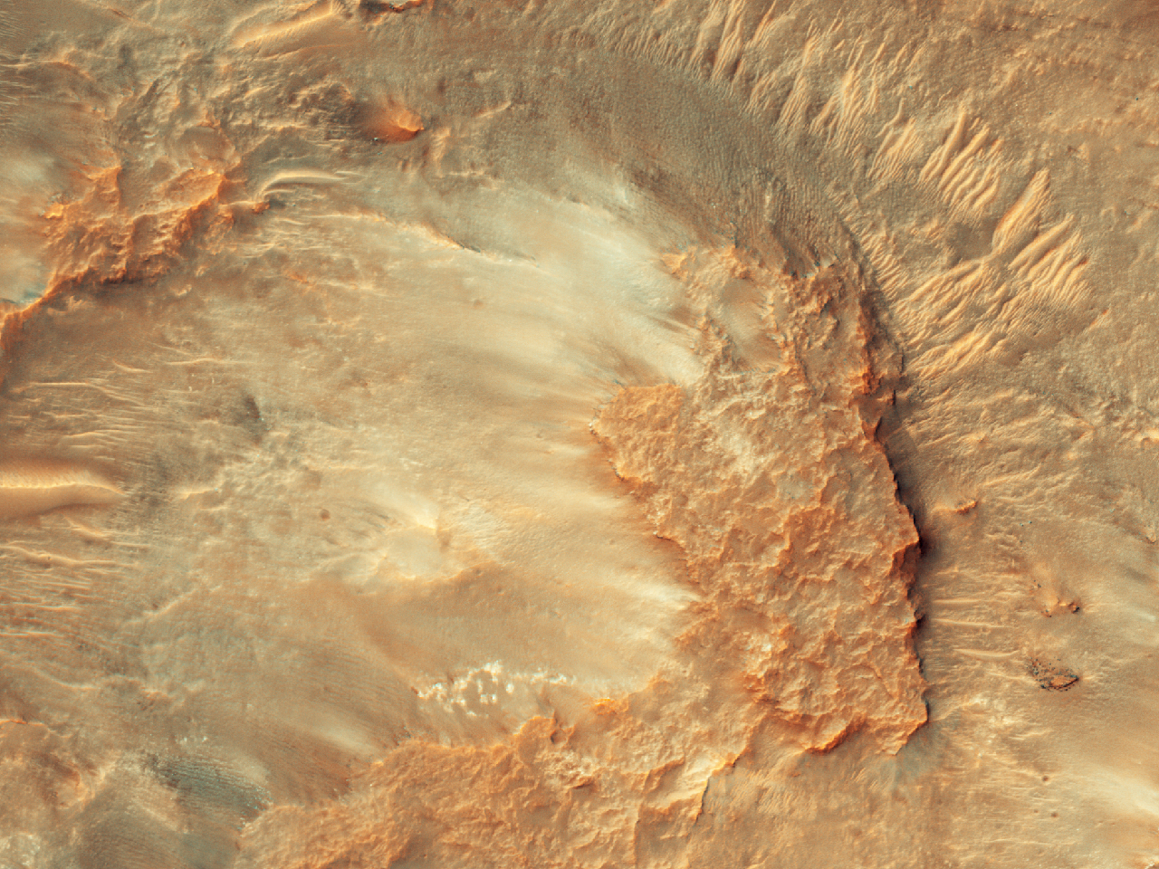 Crater cu creste radiale și expuneri de culoare deschisă
