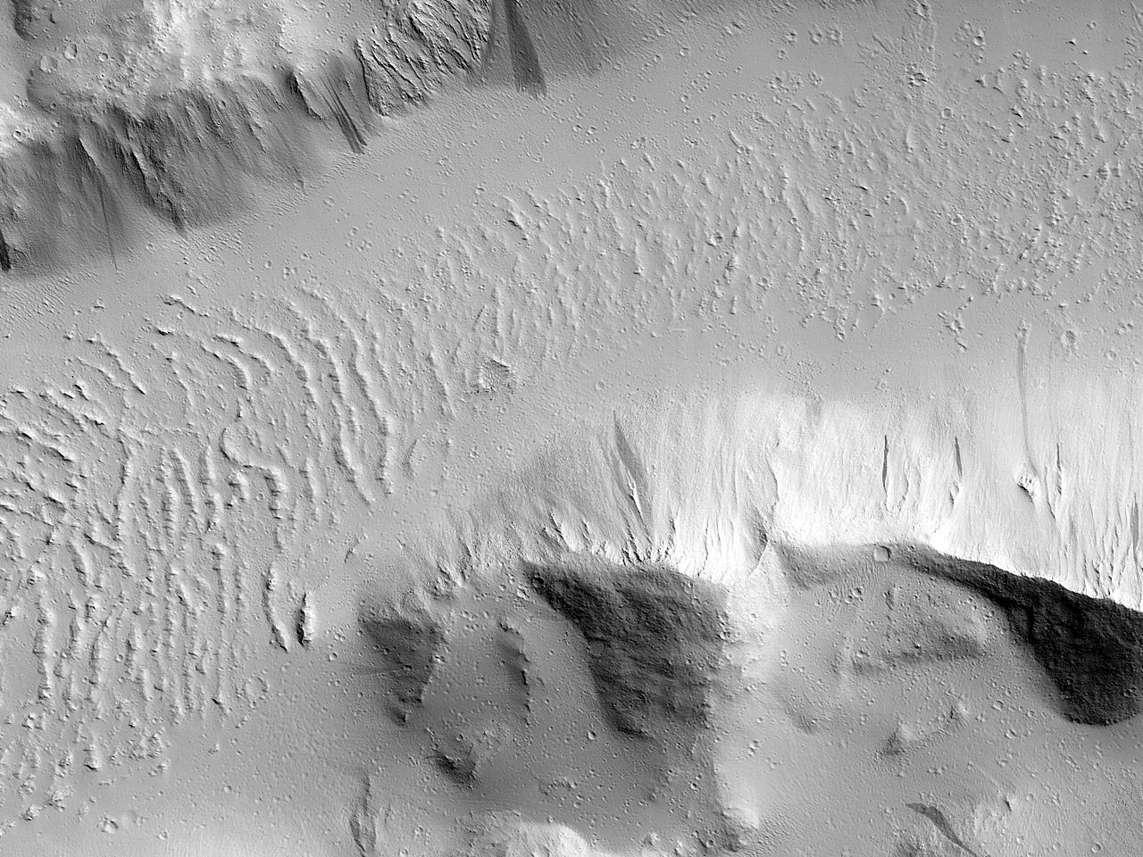 Lafafluoj norde de Olympus Mons