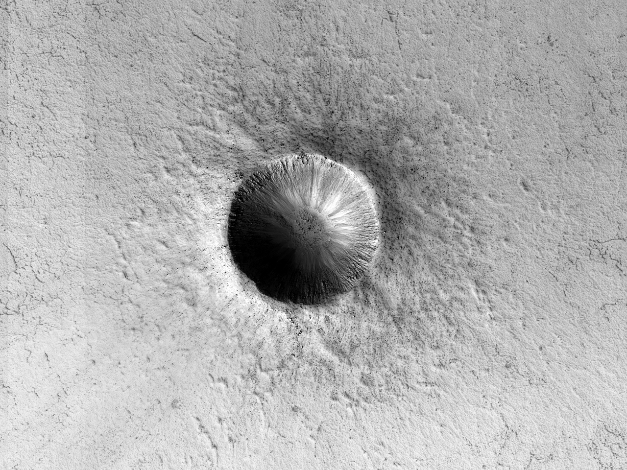 Хорошо сохранившийся маленький кратер в районе Amazonis 