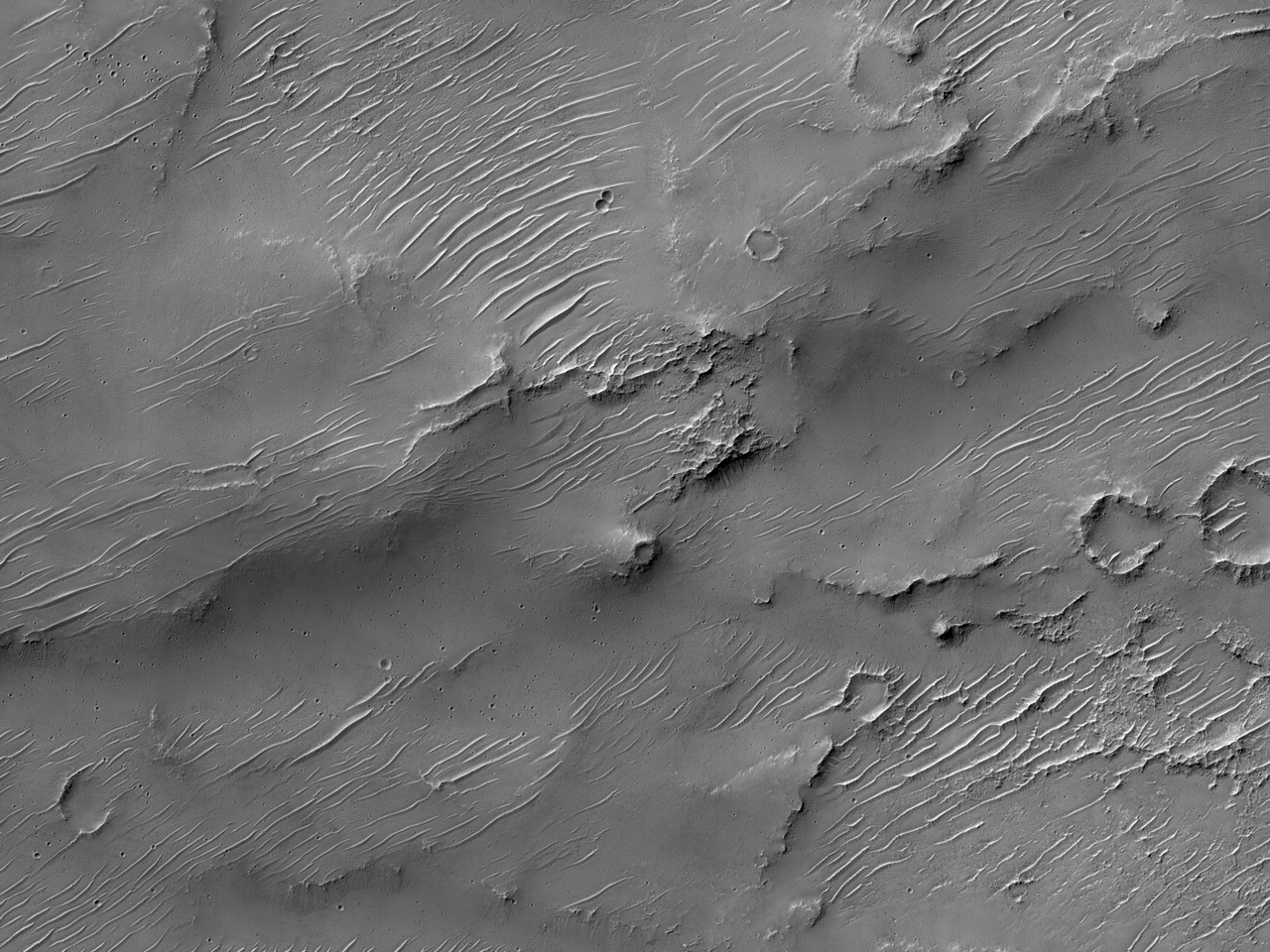 Monticules et petites crtes le long dune arte sur le plancher du Cratre Huygens
