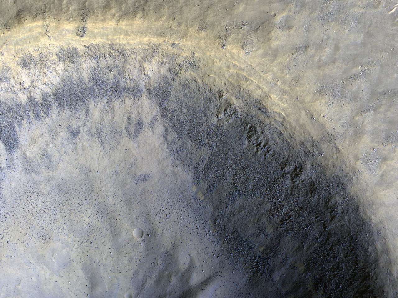 Dik eğimlere sahip bir krater
