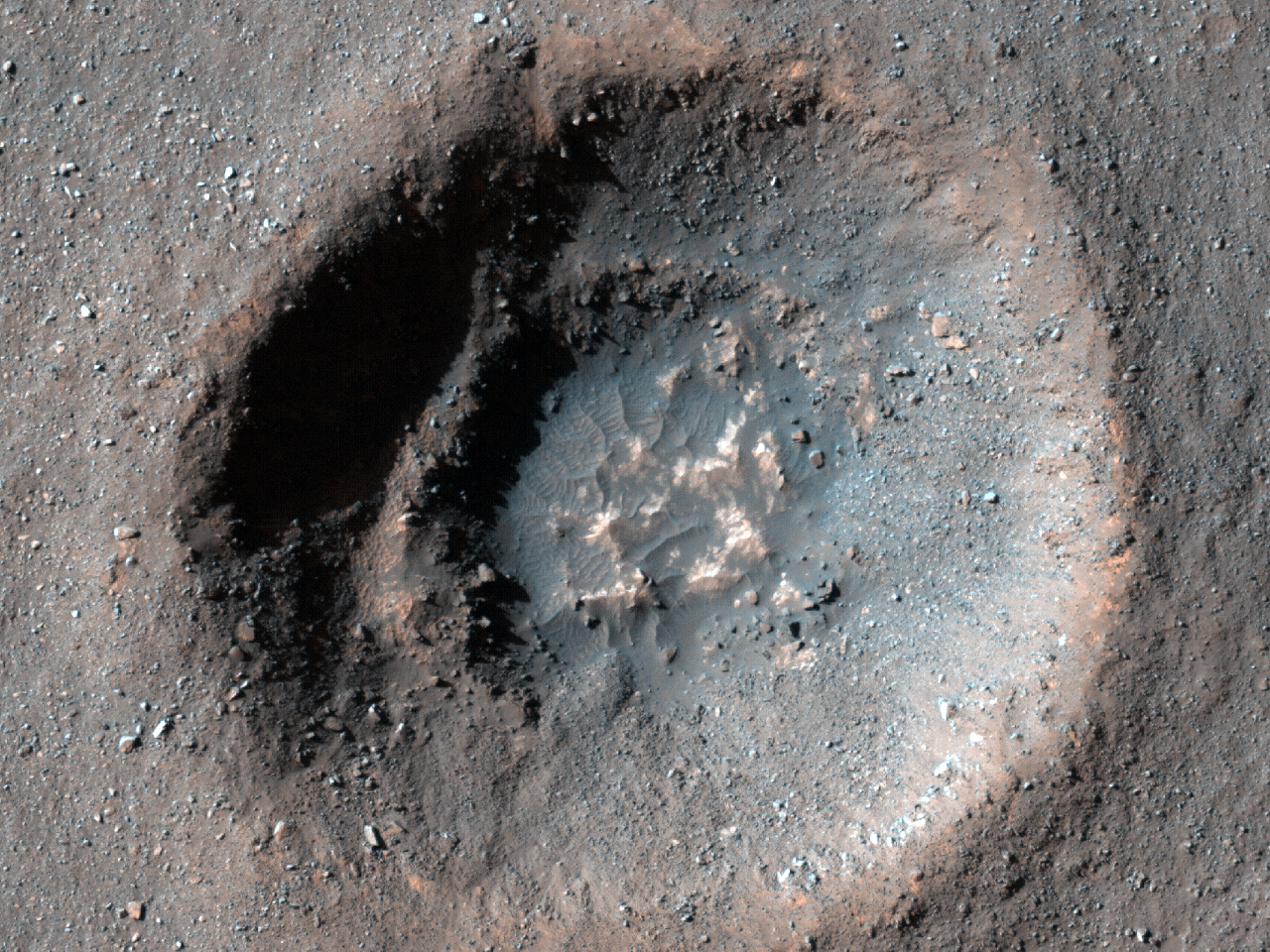 Μικρός Κρατήρας με Κλιμακωτό Εσωτερικό Τοίχωμα στ’ Οροπέδιο του Ηλίου (Solis Planum)
