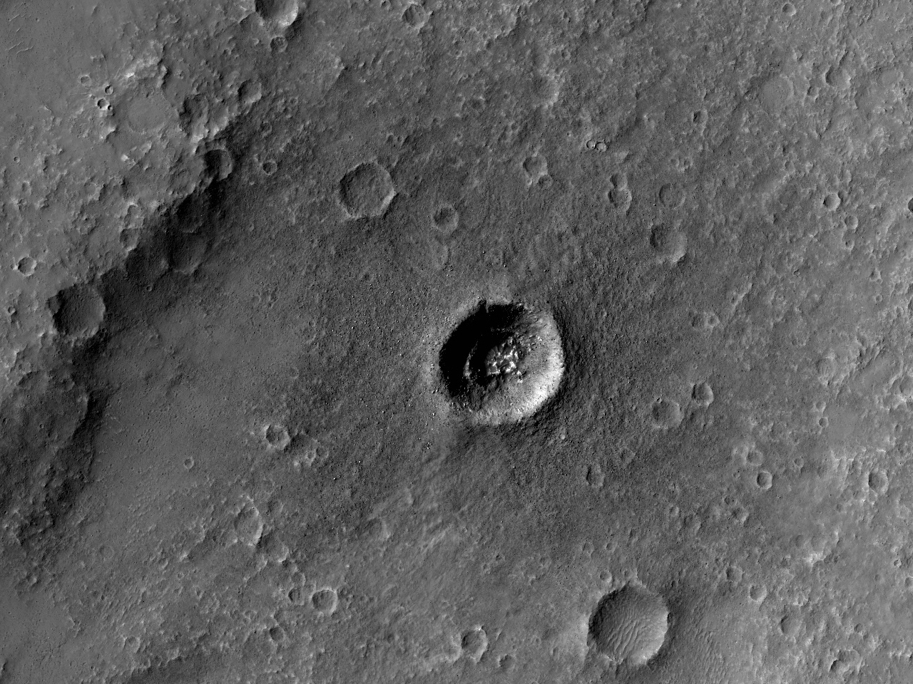 Μικρός Κρατήρας με Κλιμακωτό Εσωτερικό Τοίχωμα στ’ Οροπέδιο του Ηλίου (Solis Planum)