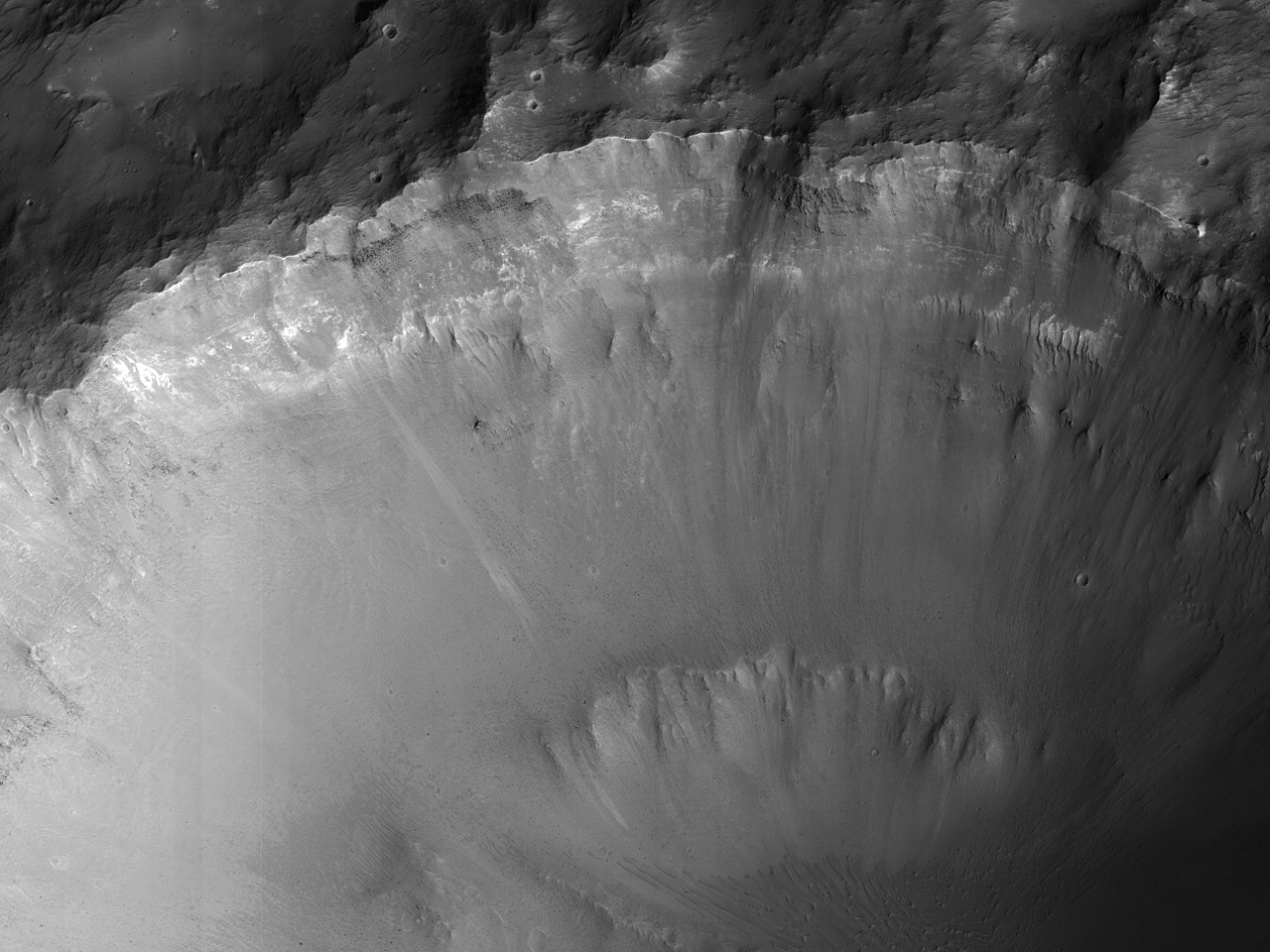 Dik eğimlere sahip bir çarpma krateri