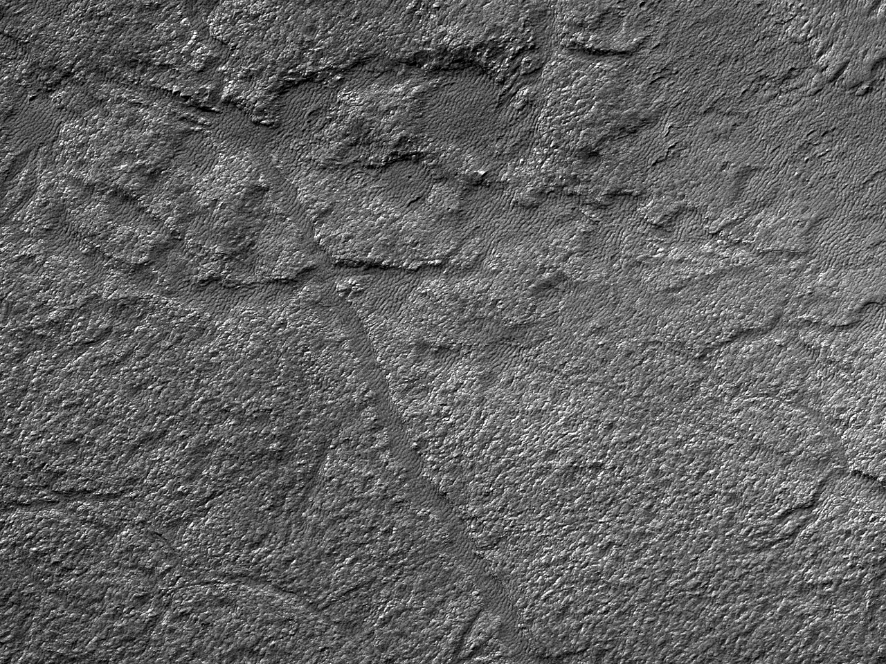 李奥陨石坑底部的地面形态 (Lyot Crater)