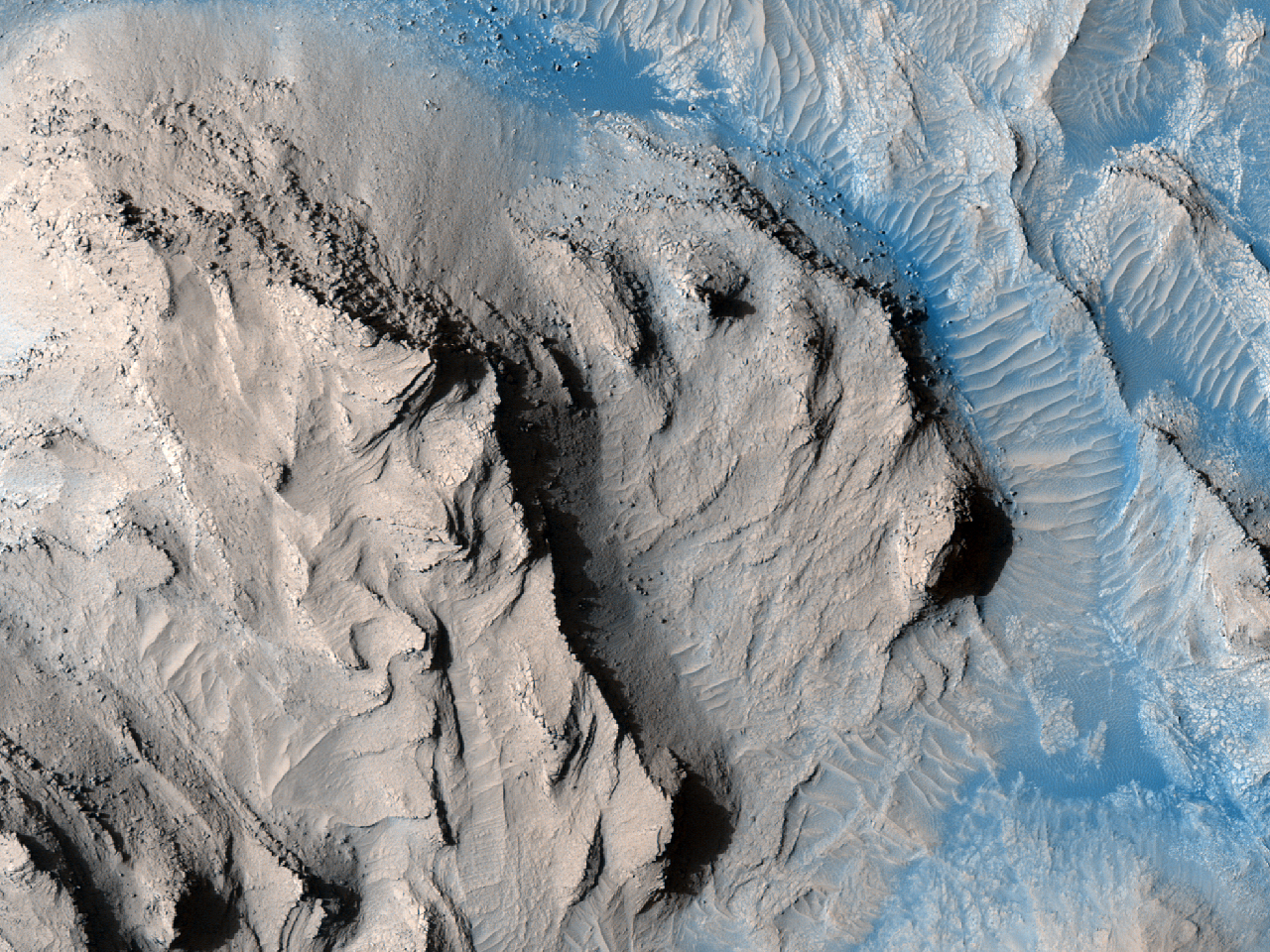 Päällekkäisiä kerrostumia Cerberus Paluksesessa sijaitsevassa kraatterissa